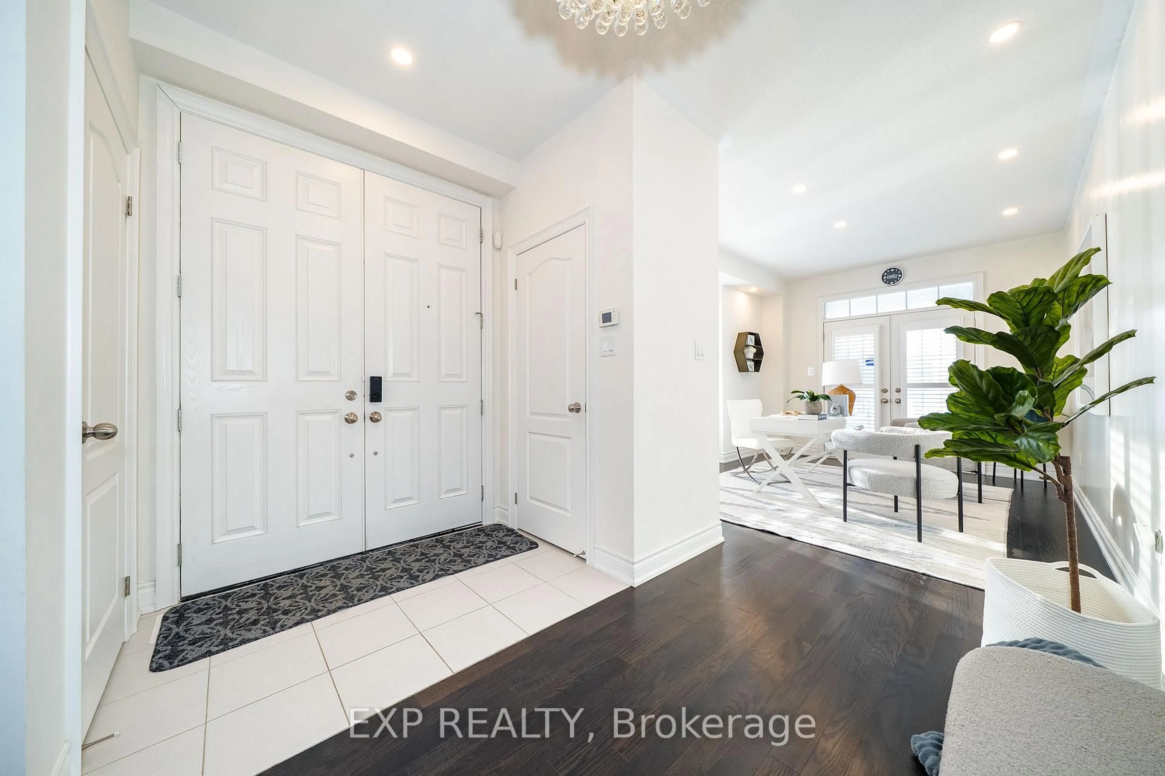 Indoor entryway for 2 Tesla Cres, East Gwillimbury Ontario L9N 0T3