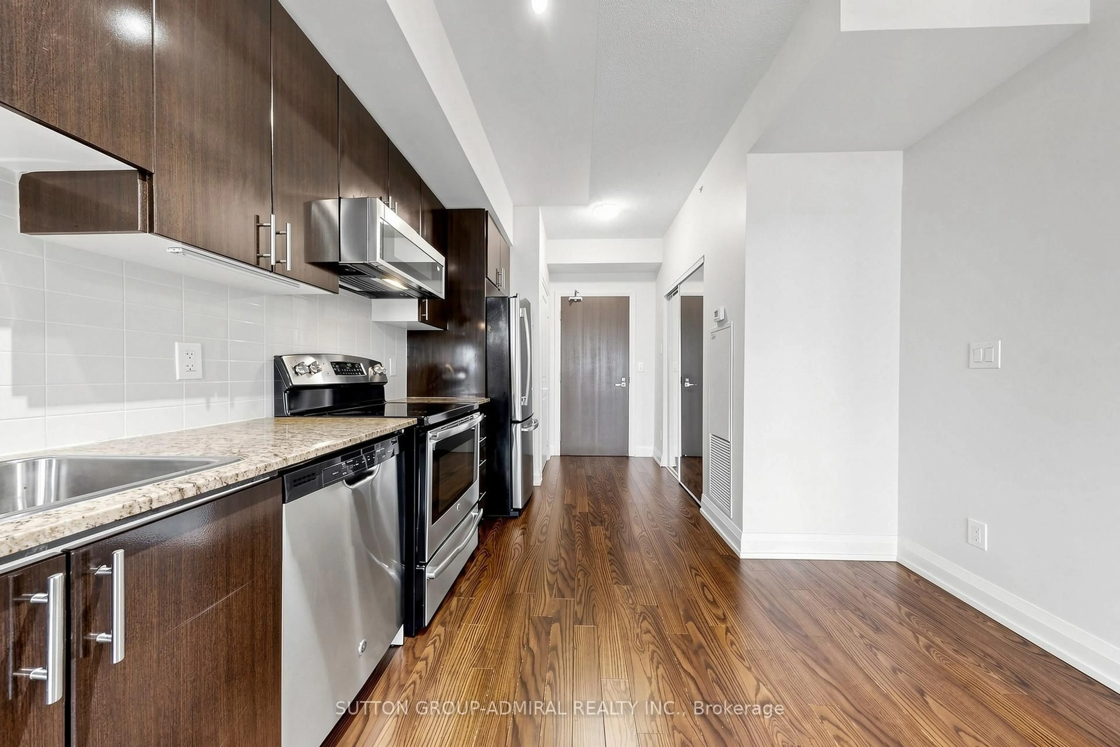 Standard kitchen, wood/laminate floor for 7171 Yonge St #2703, Markham Ontario L3T 0C5