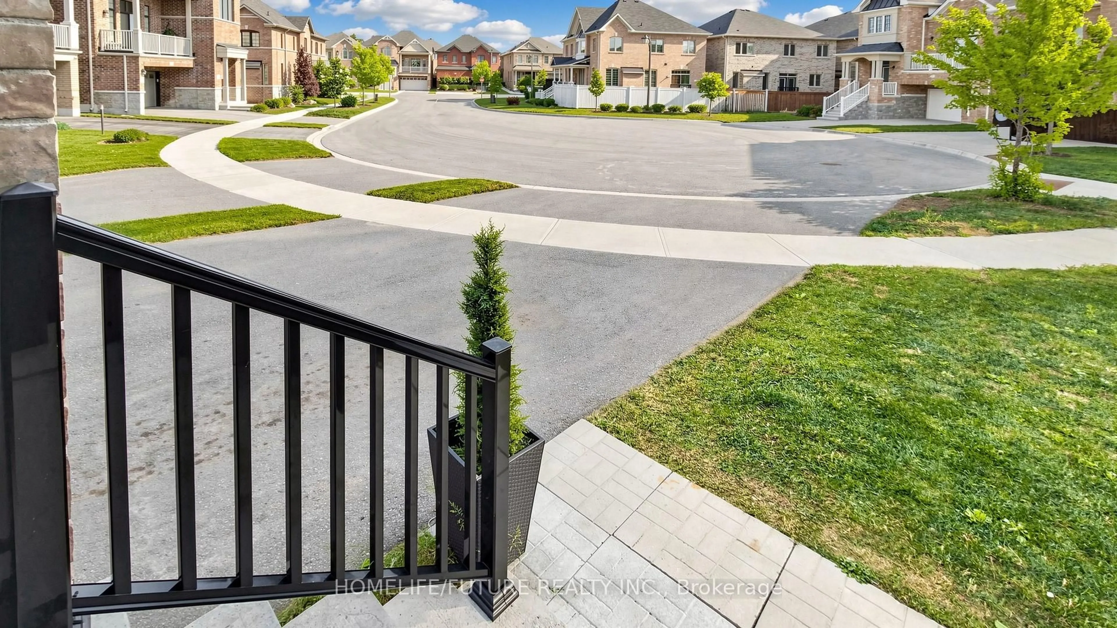 A pic from outside/outdoor area/front of a property/back of a property/a pic from drone, street for 18 Ken Betz Crt, Whitchurch-Stouffville Ontario L4A 4P5