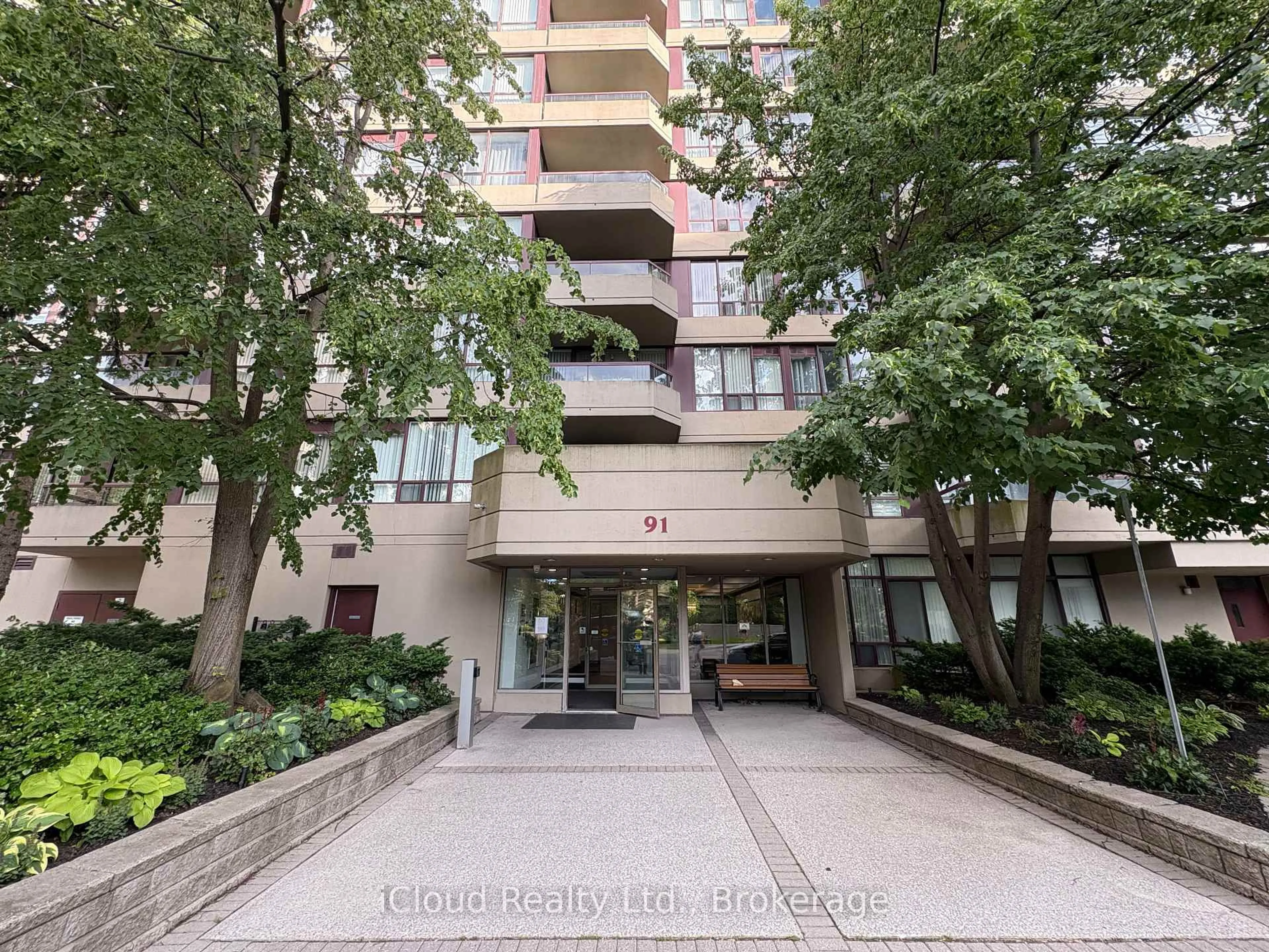 Indoor foyer for 91 Townsgate Dr #710, Vaughan Ontario L4J 8E8