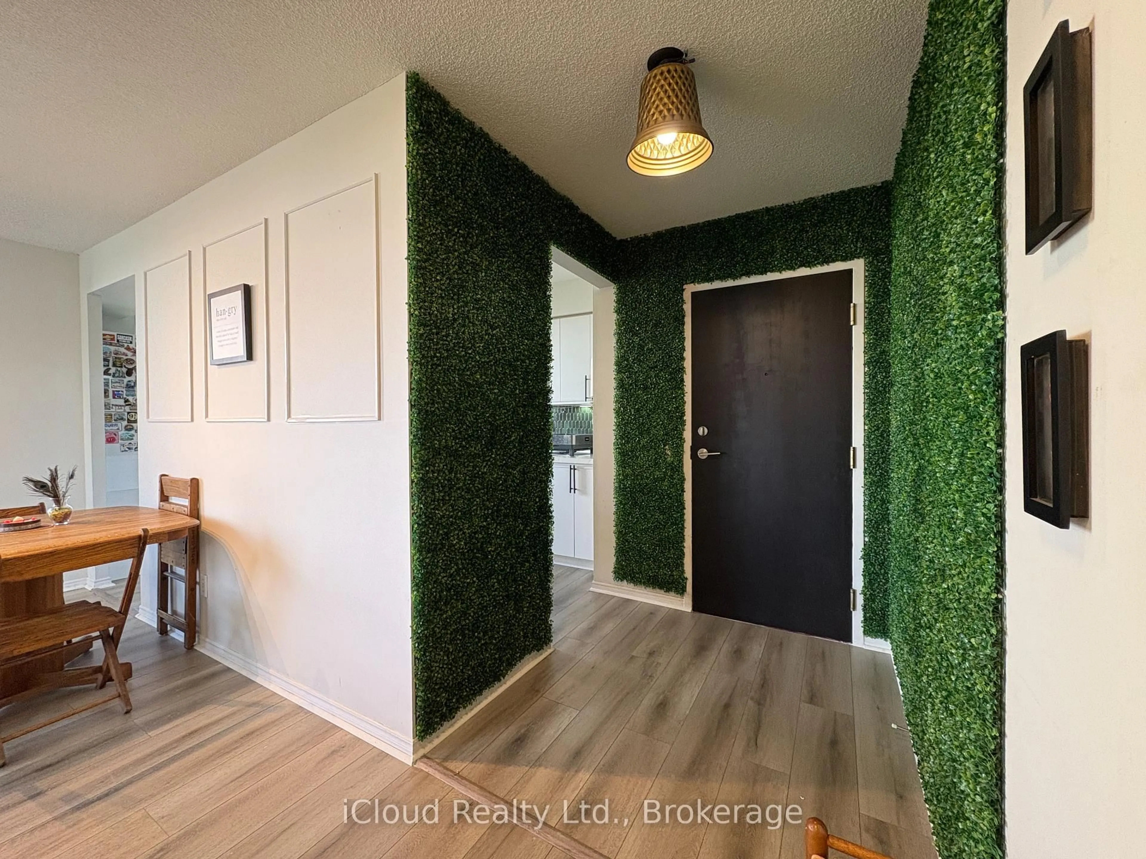 Indoor entryway for 91 Townsgate Dr #710, Vaughan Ontario L4J 8E8