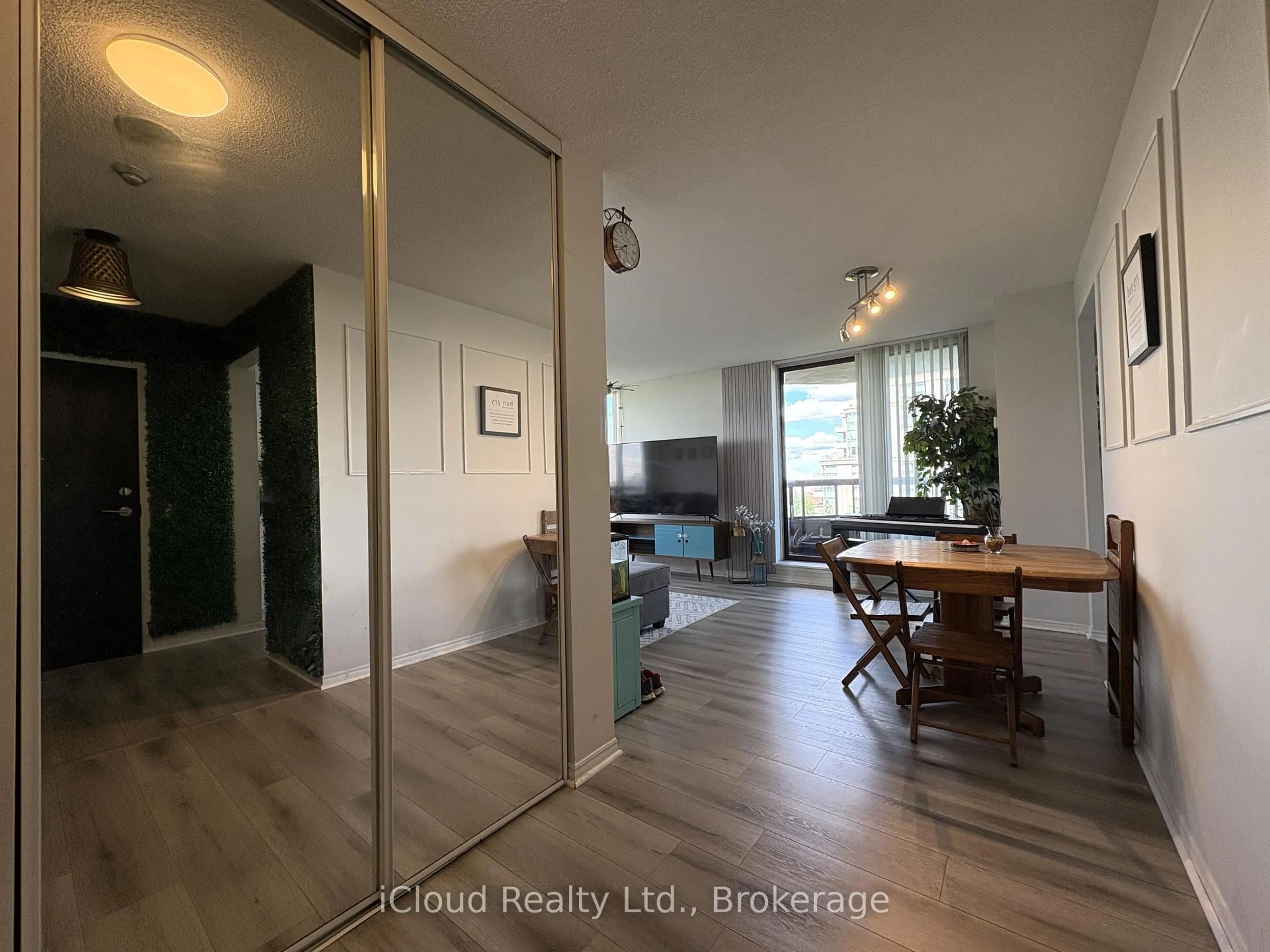 A pic of a room for 91 Townsgate Dr #710, Vaughan Ontario L4J 8E8