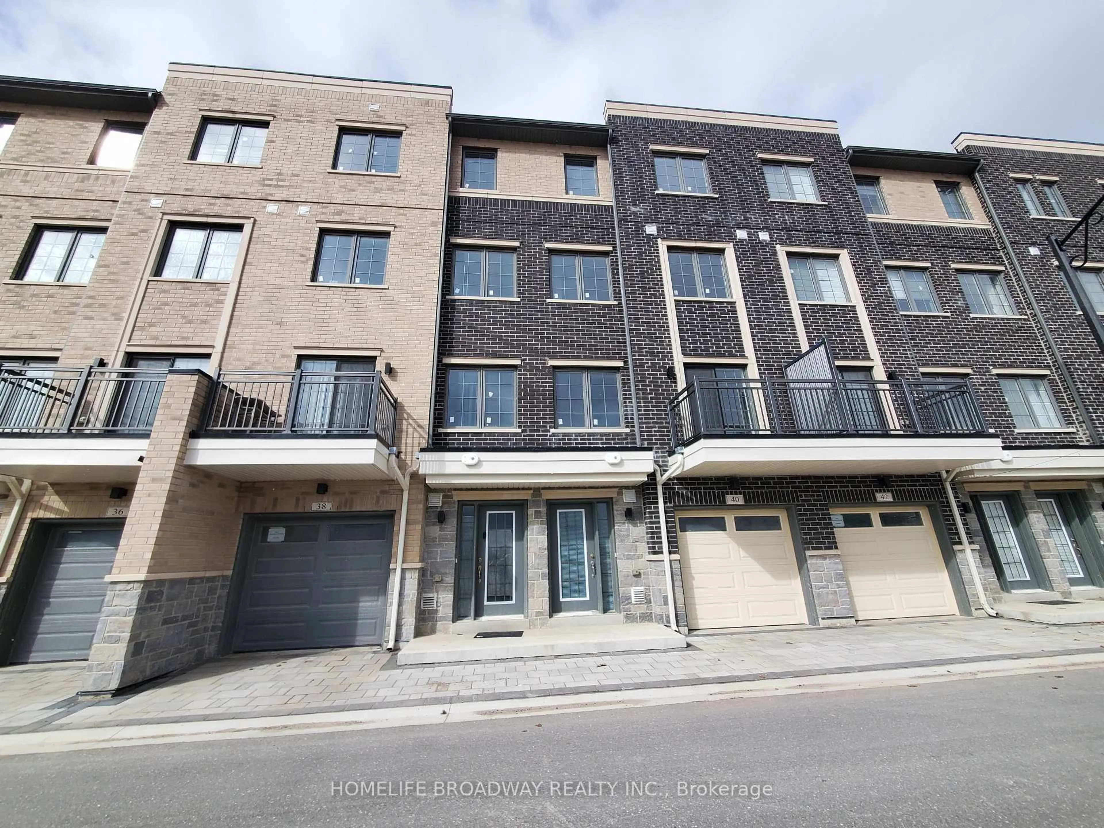 A pic from outside/outdoor area/front of a property/back of a property/a pic from drone, building for 40 Clippers Cres, Whitchurch-Stouffville Ontario L4A 4X7