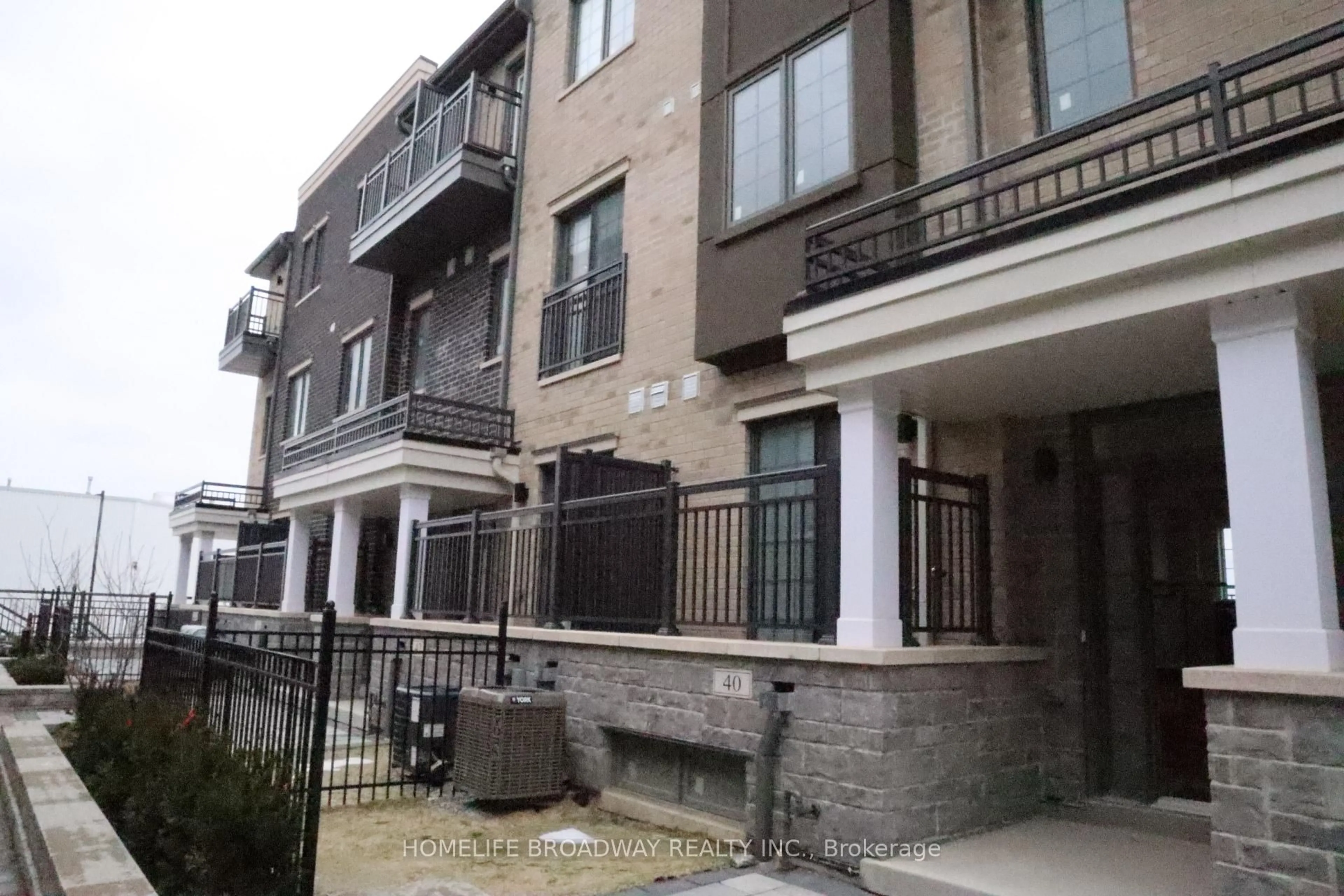 Patio, street for 40 Clippers Cres, Whitchurch-Stouffville Ontario L4A 4X7