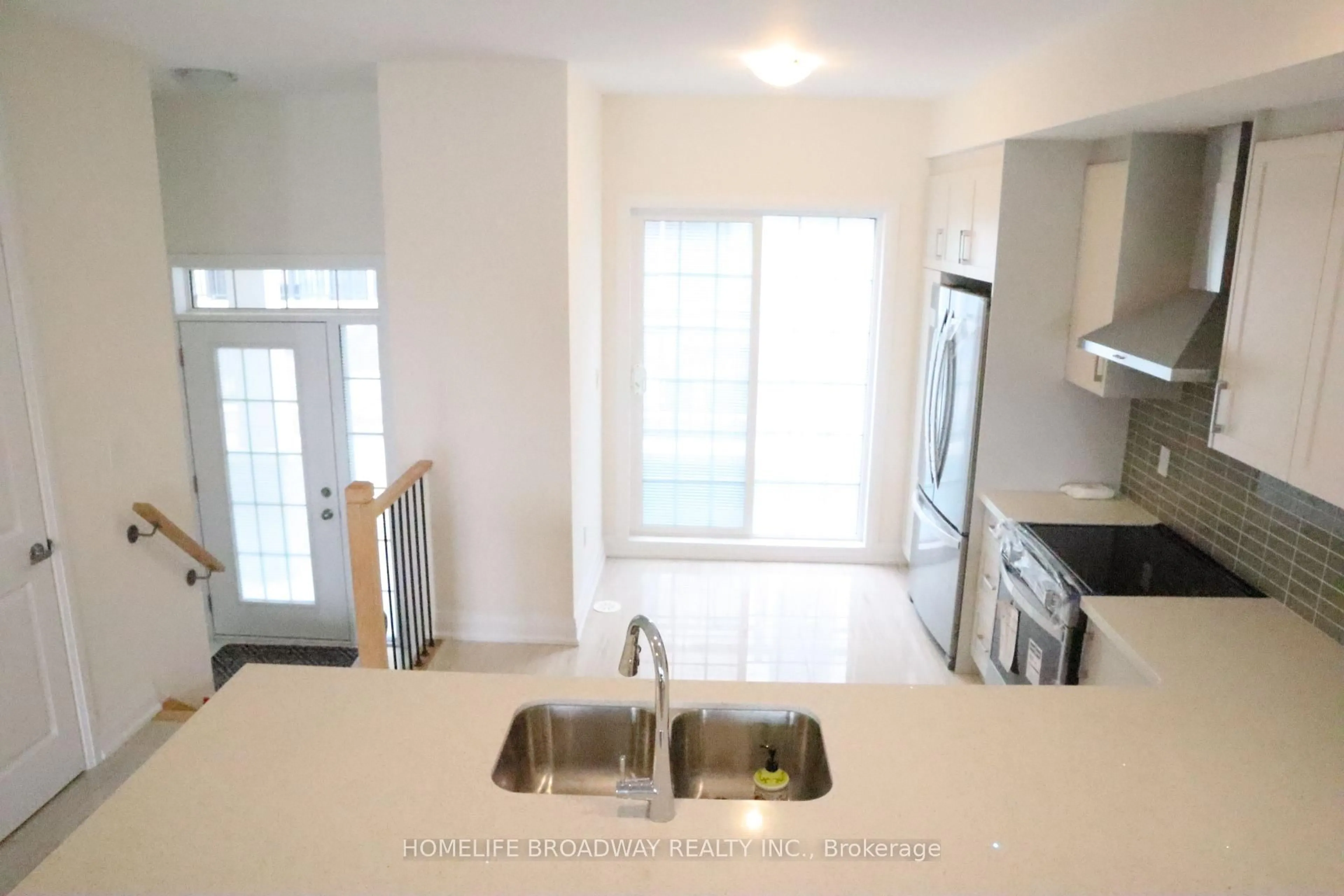 Standard kitchen, ceramic/tile floor for 40 Clippers Cres, Whitchurch-Stouffville Ontario L4A 4X7