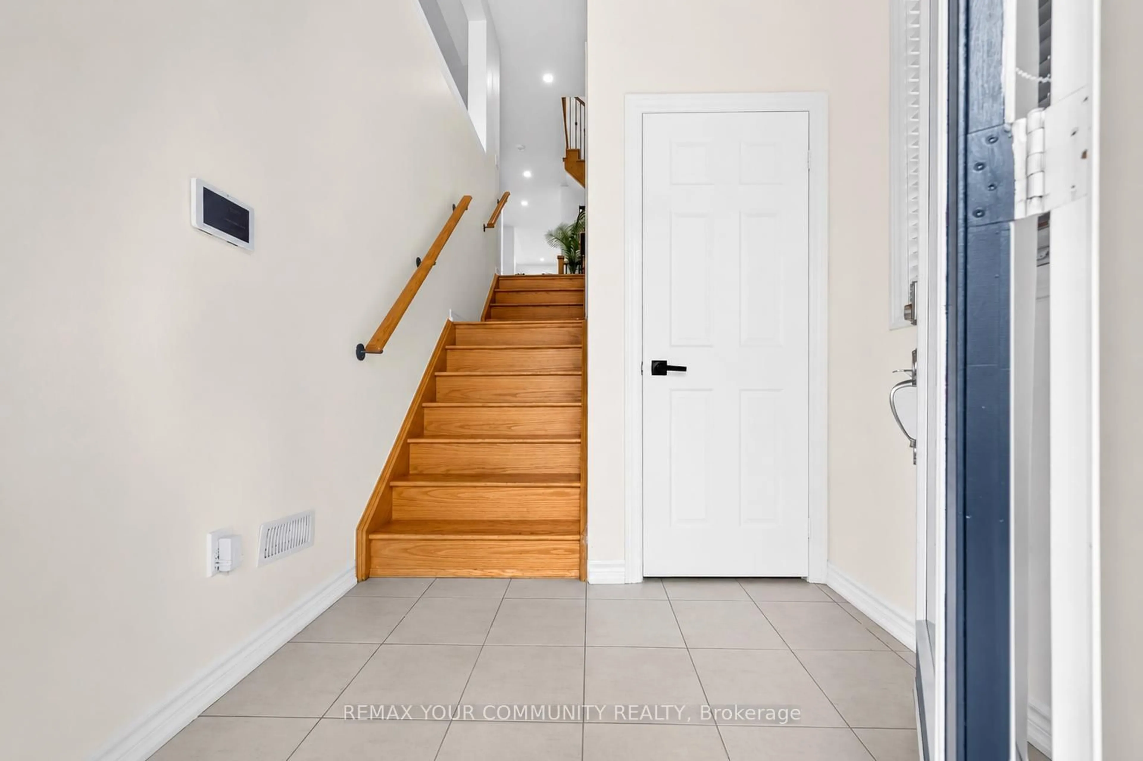 Indoor entryway for 108 Sunset Terr, Vaughan Ontario L4H 4S2