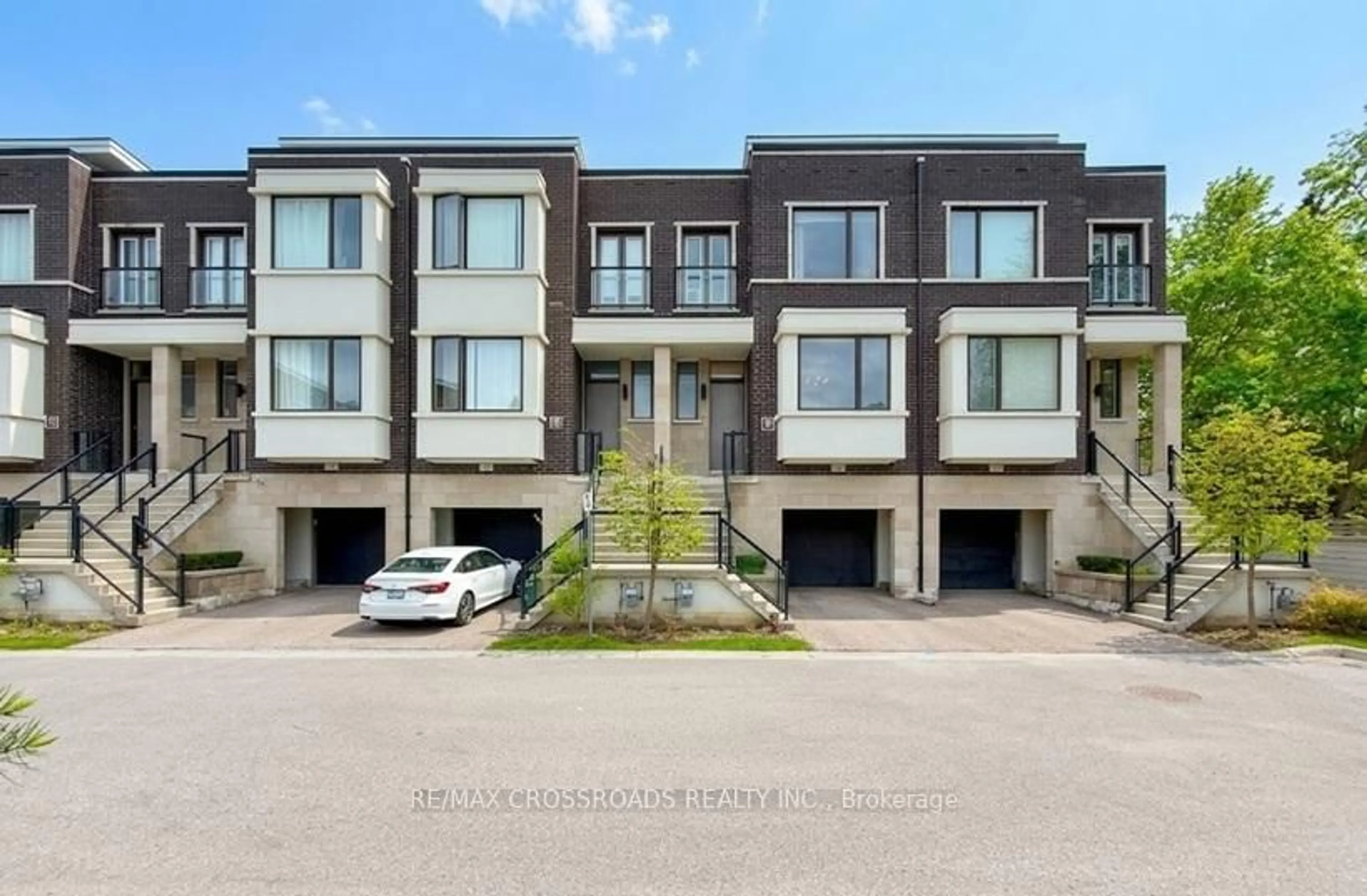 A pic from outside/outdoor area/front of a property/back of a property/a pic from drone, street for 114 Genuine Lane, Richmond Hill Ontario L4B 0E5