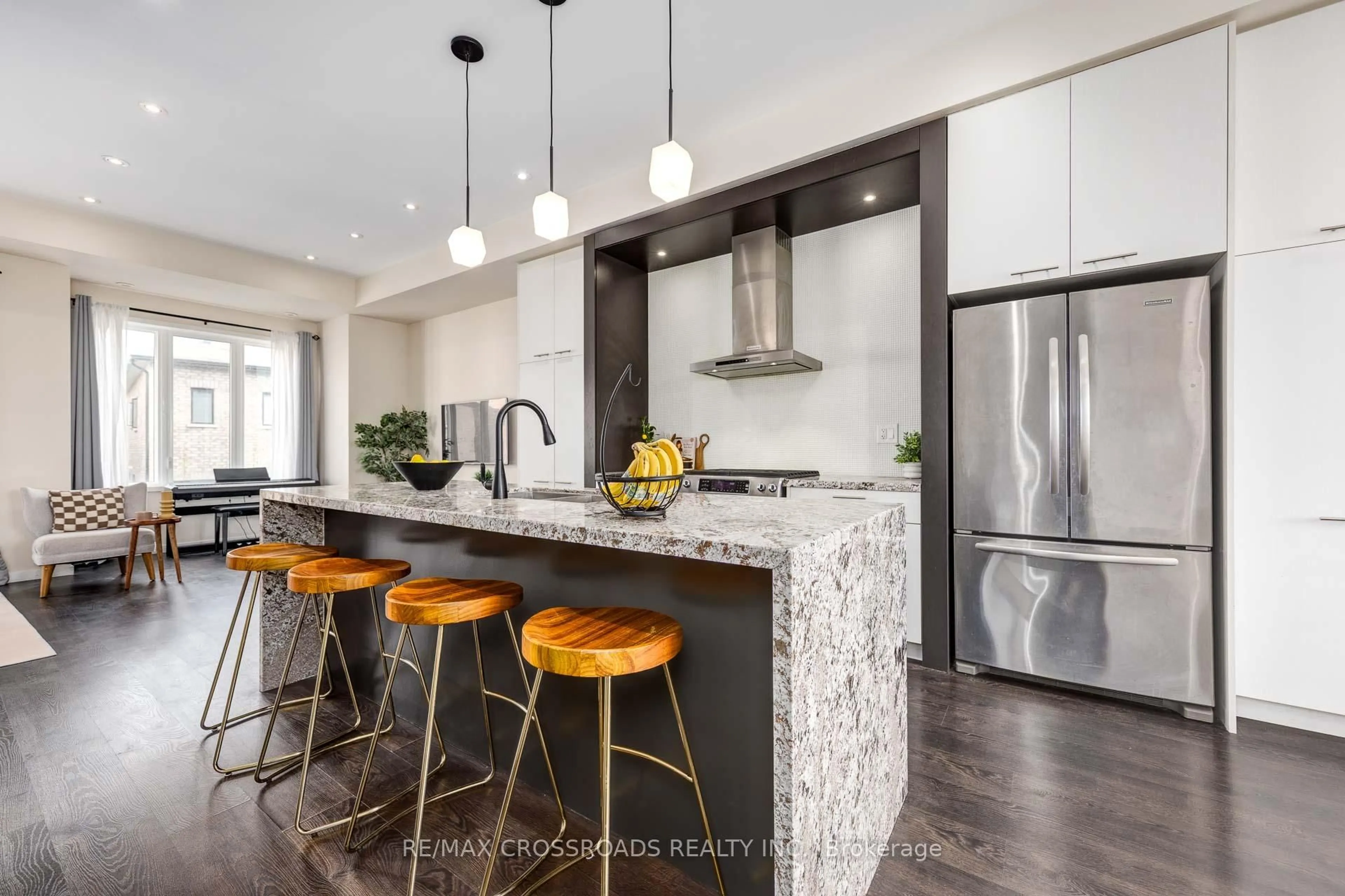 Contemporary kitchen, unknown for 114 Genuine Lane, Richmond Hill Ontario L4B 0E5