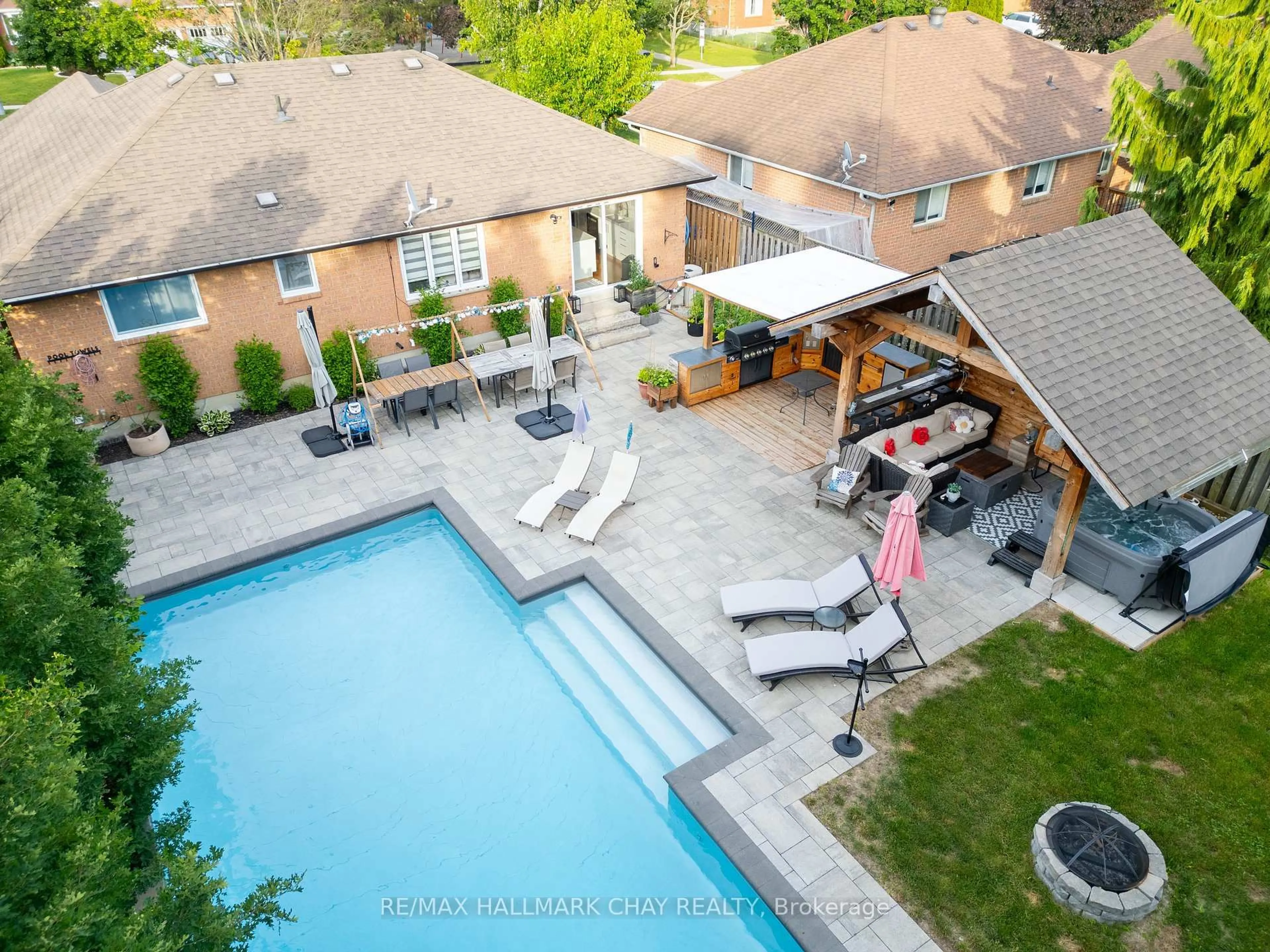 A pic from outside/outdoor area/front of a property/back of a property/a pic from drone, unknown for 1980 Annecca St, Innisfil Ontario L9S 1W8