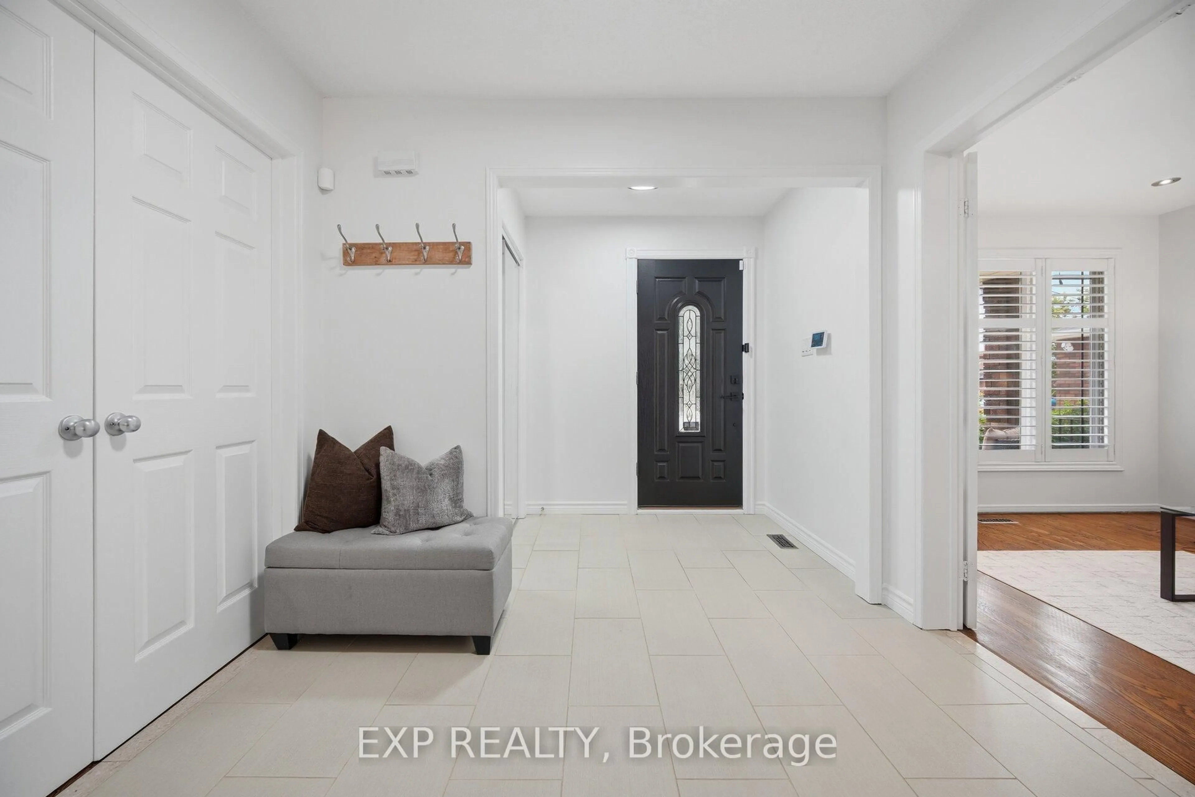 Indoor entryway for 70 Embassy Dr, Vaughan Ontario L4L 5B1