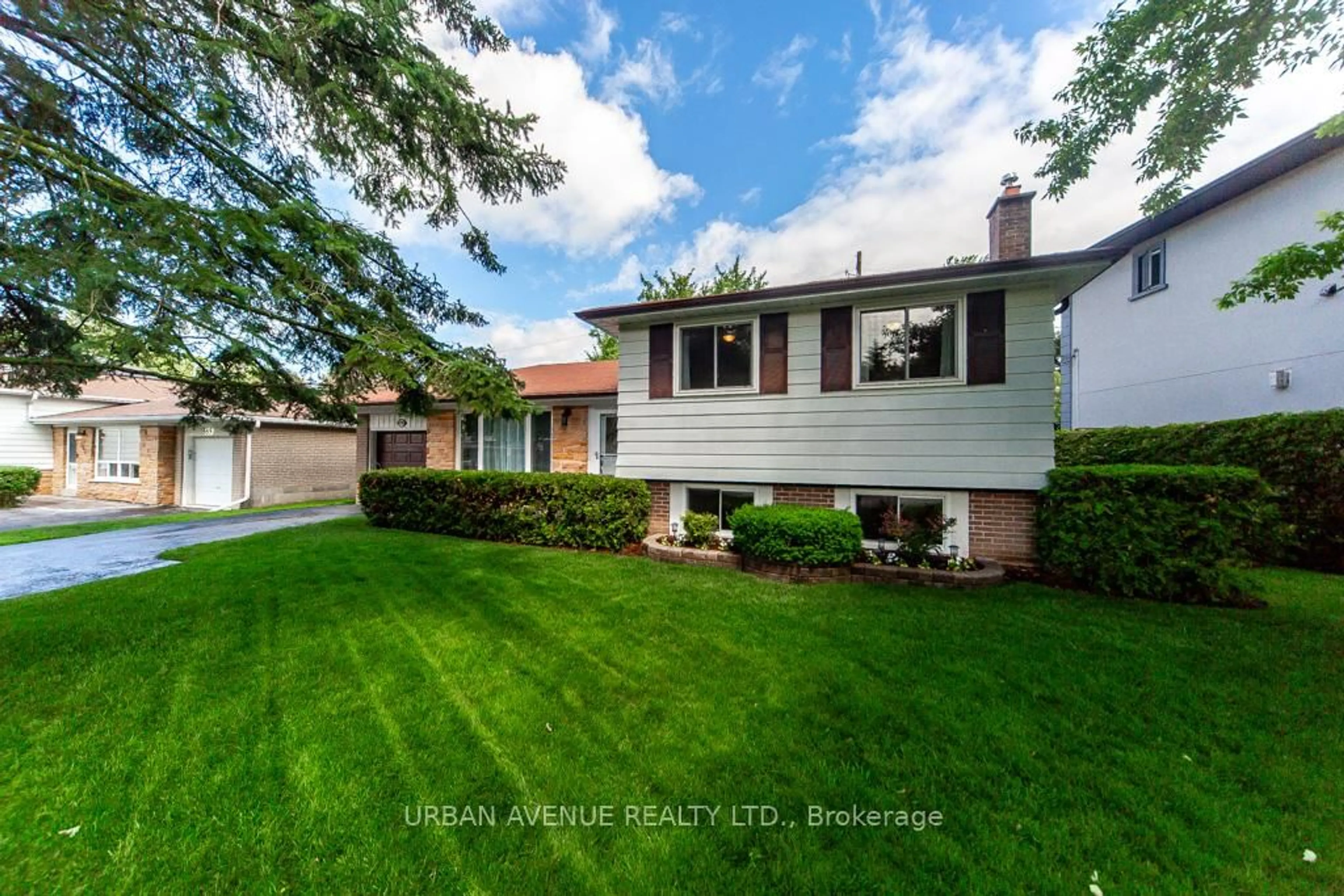 Home with vinyl exterior material, street for 579 Rupert Ave, Whitchurch-Stouffville Ontario L4A 1W2