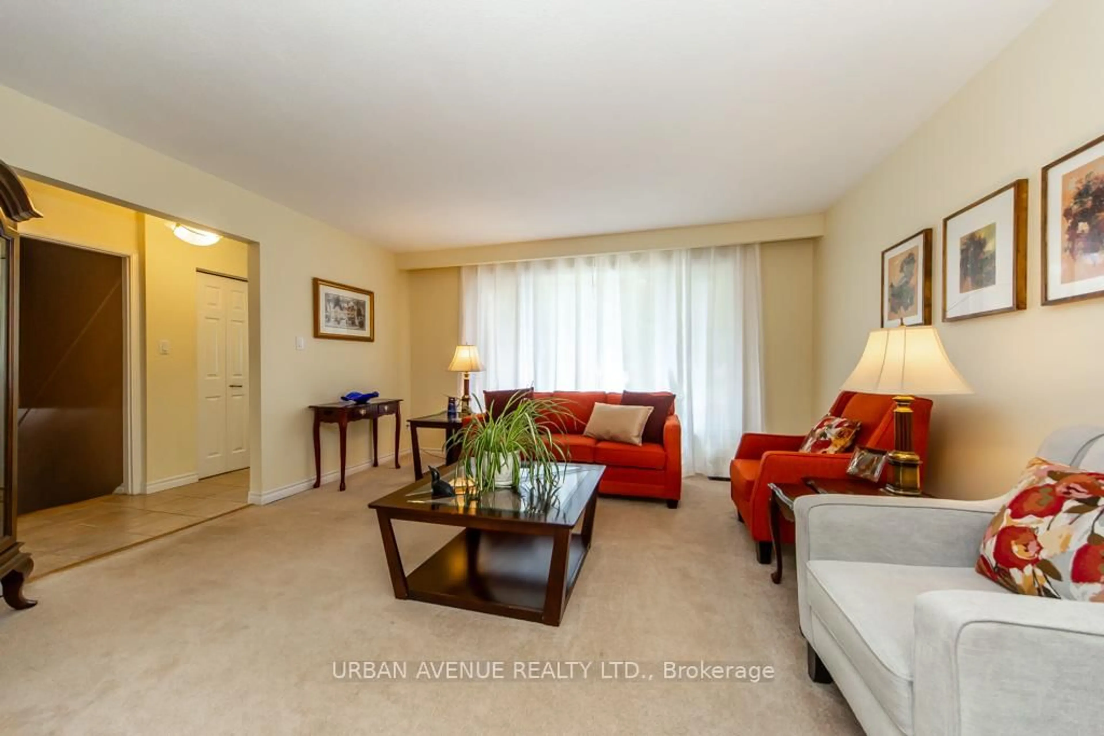 Living room with furniture, carpet floor for 579 Rupert Ave, Whitchurch-Stouffville Ontario L4A 1W2