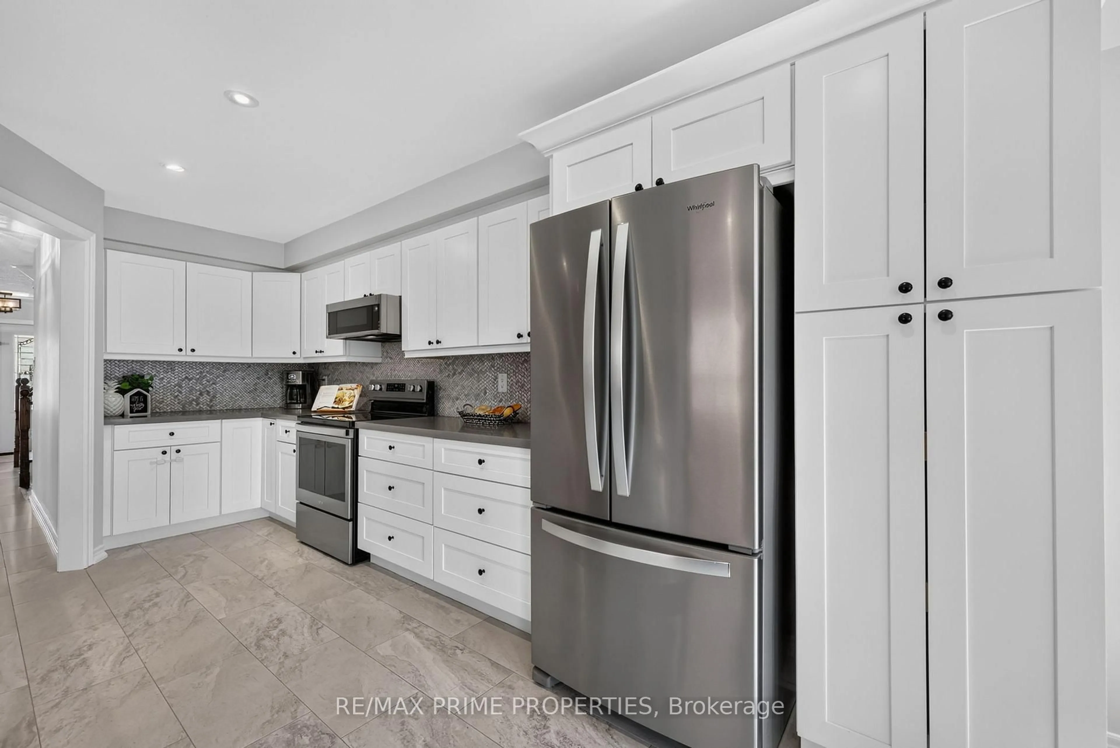 Open concept kitchen, ceramic/tile floor for 77 Margaret Graham Cres, East Gwillimbury Ontario L0G 1M0