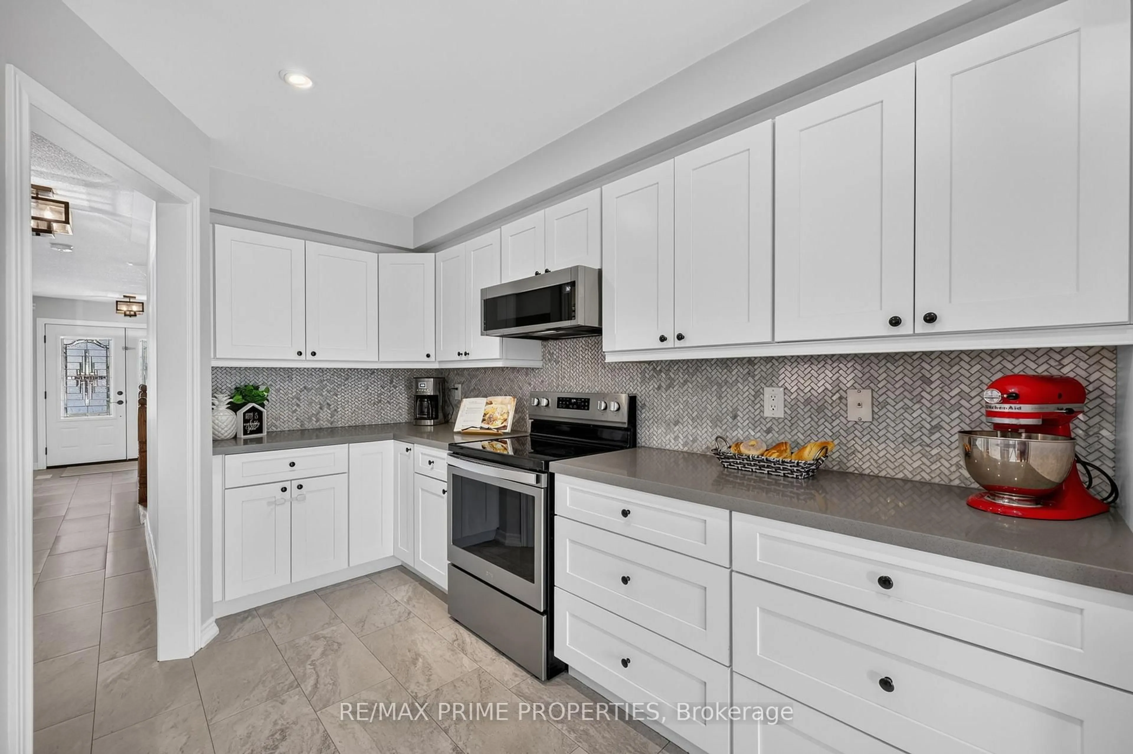Open concept kitchen, ceramic/tile floor for 77 Margaret Graham Cres, East Gwillimbury Ontario L0G 1M0