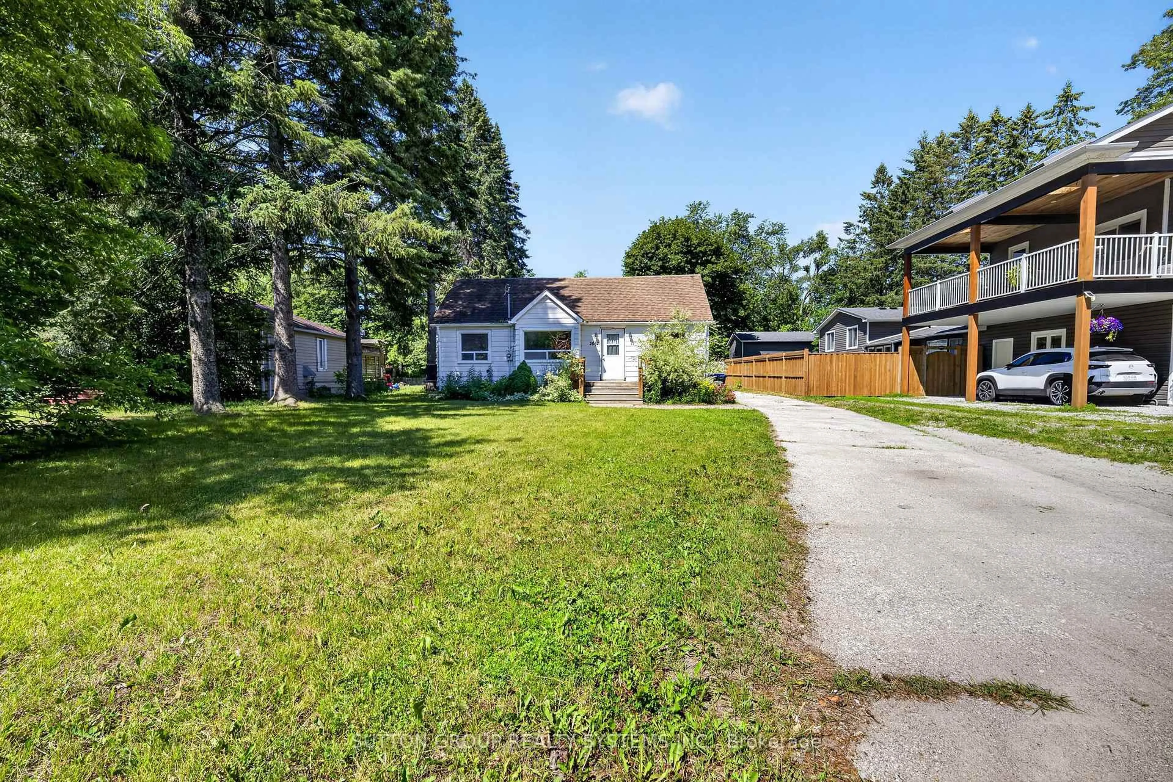 A pic from outside/outdoor area/front of a property/back of a property/a pic from drone, street for 2082 Lilac Dr, Innisfil Ontario L9S 1Y9