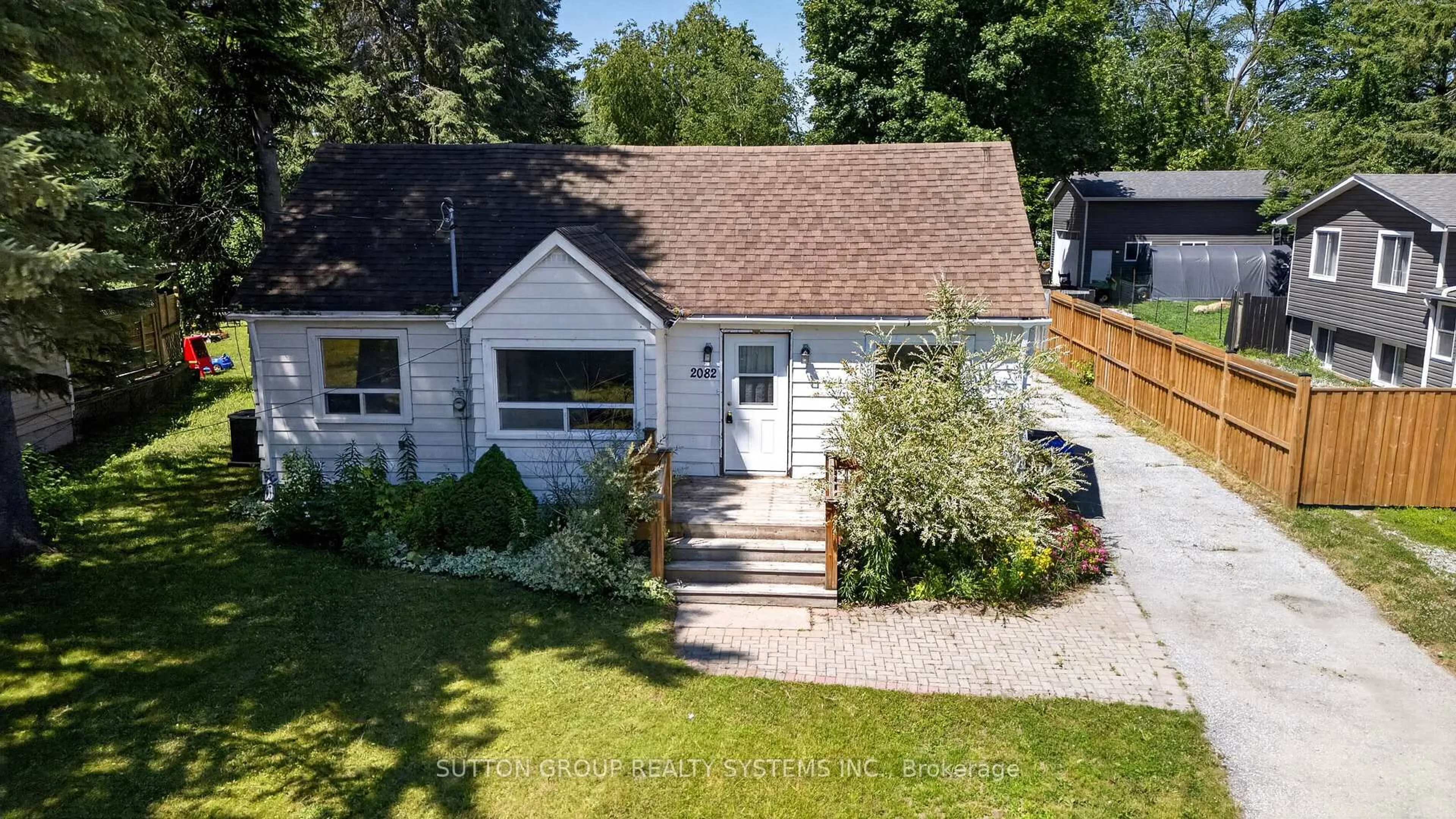 A pic from outside/outdoor area/front of a property/back of a property/a pic from drone, street for 2082 Lilac Dr, Innisfil Ontario L9S 1Y9