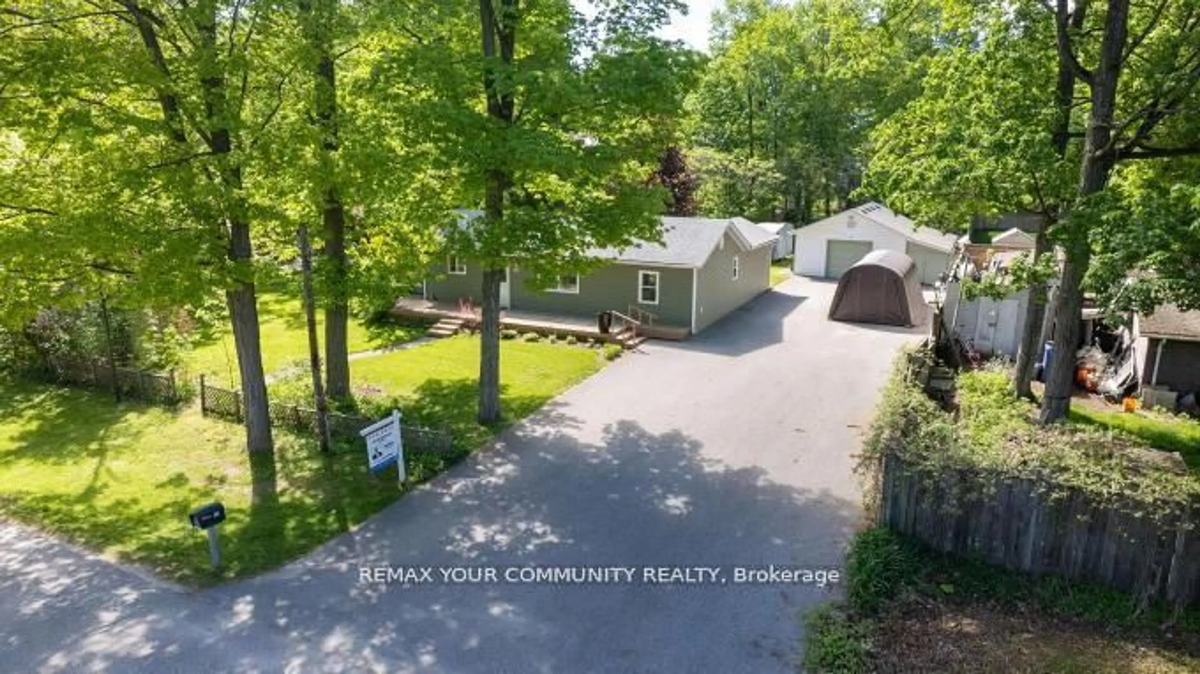 A pic from outside/outdoor area/front of a property/back of a property/a pic from drone, street for 781 Edward St, Innisfil Ontario L9S 2S2