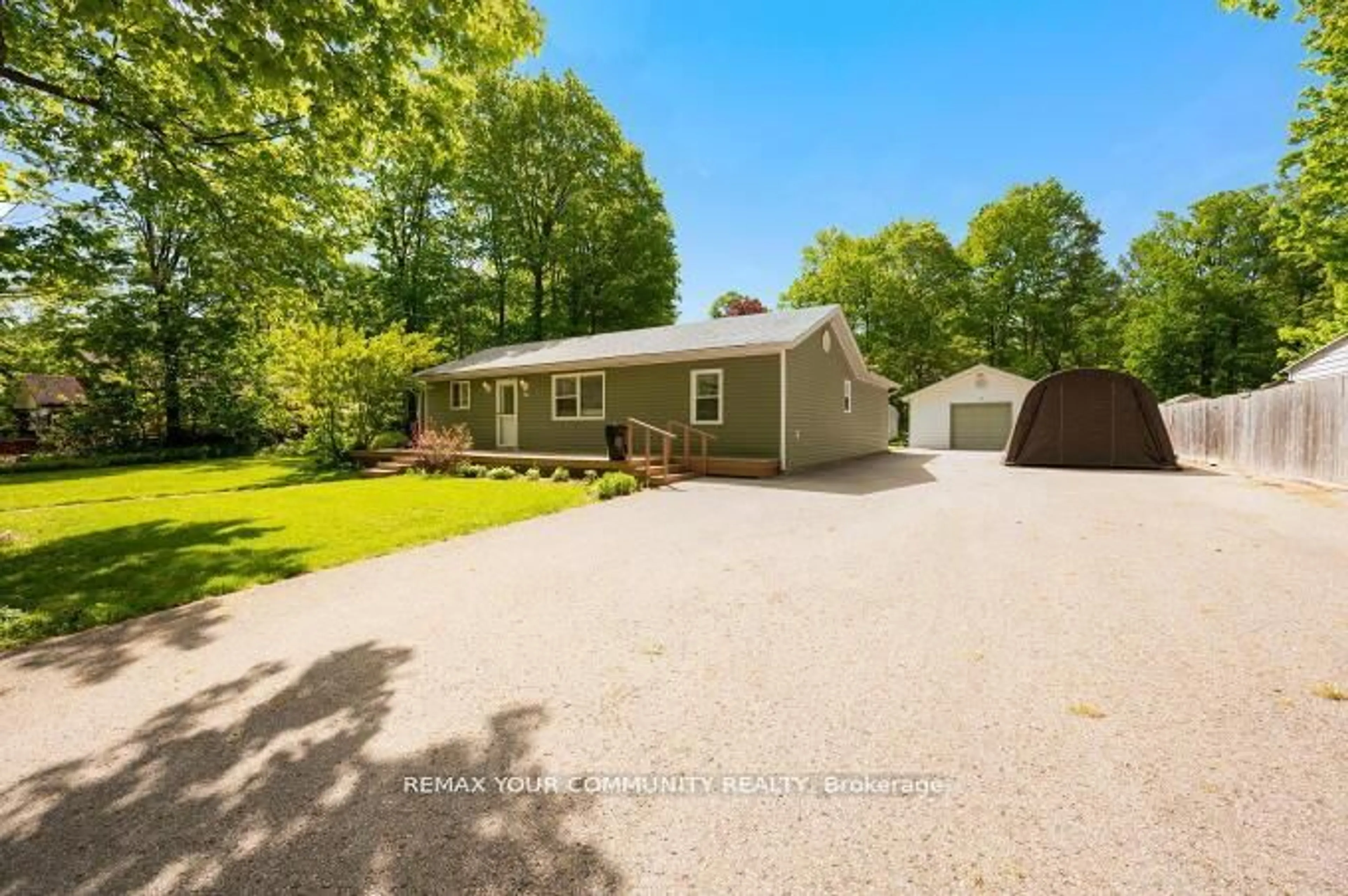 A pic from outside/outdoor area/front of a property/back of a property/a pic from drone, unknown for 781 Edward St, Innisfil Ontario L9S 2S2