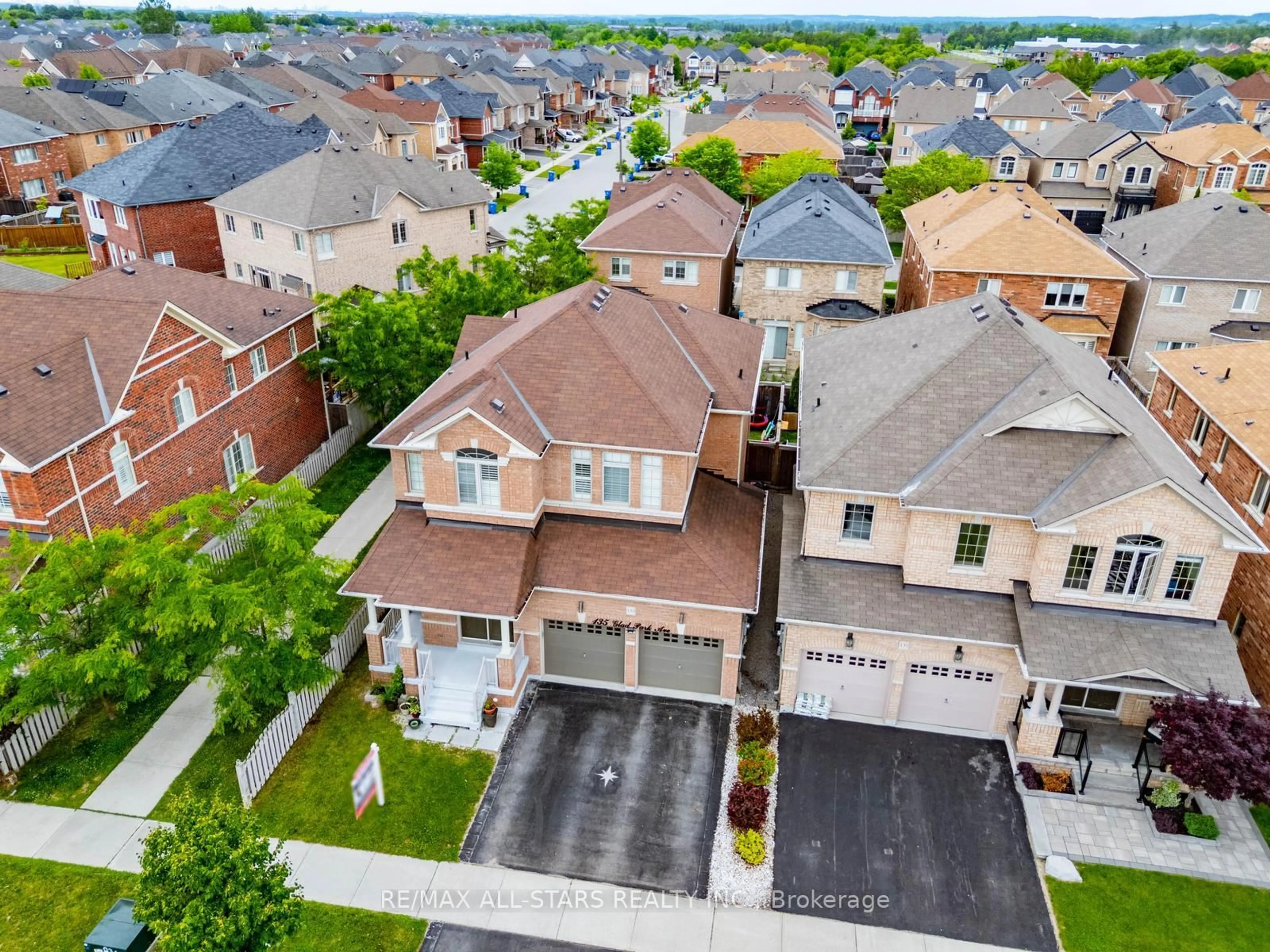 A pic from outside/outdoor area/front of a property/back of a property/a pic from drone, street for 135 Glad Park Ave, Whitchurch-Stouffville Ontario L4A 1X5