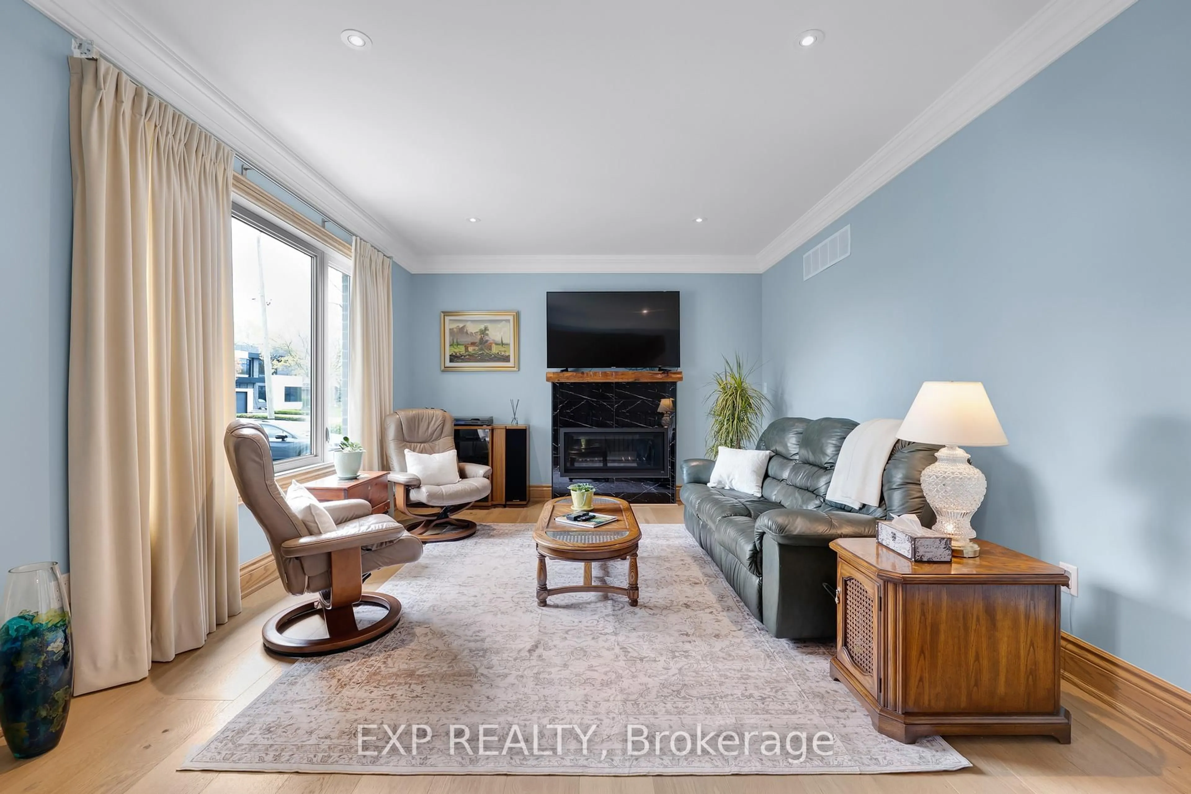 Living room with furniture, wood/laminate floor for 18 Gosling Rd, Vaughan Ontario L6A 1E2