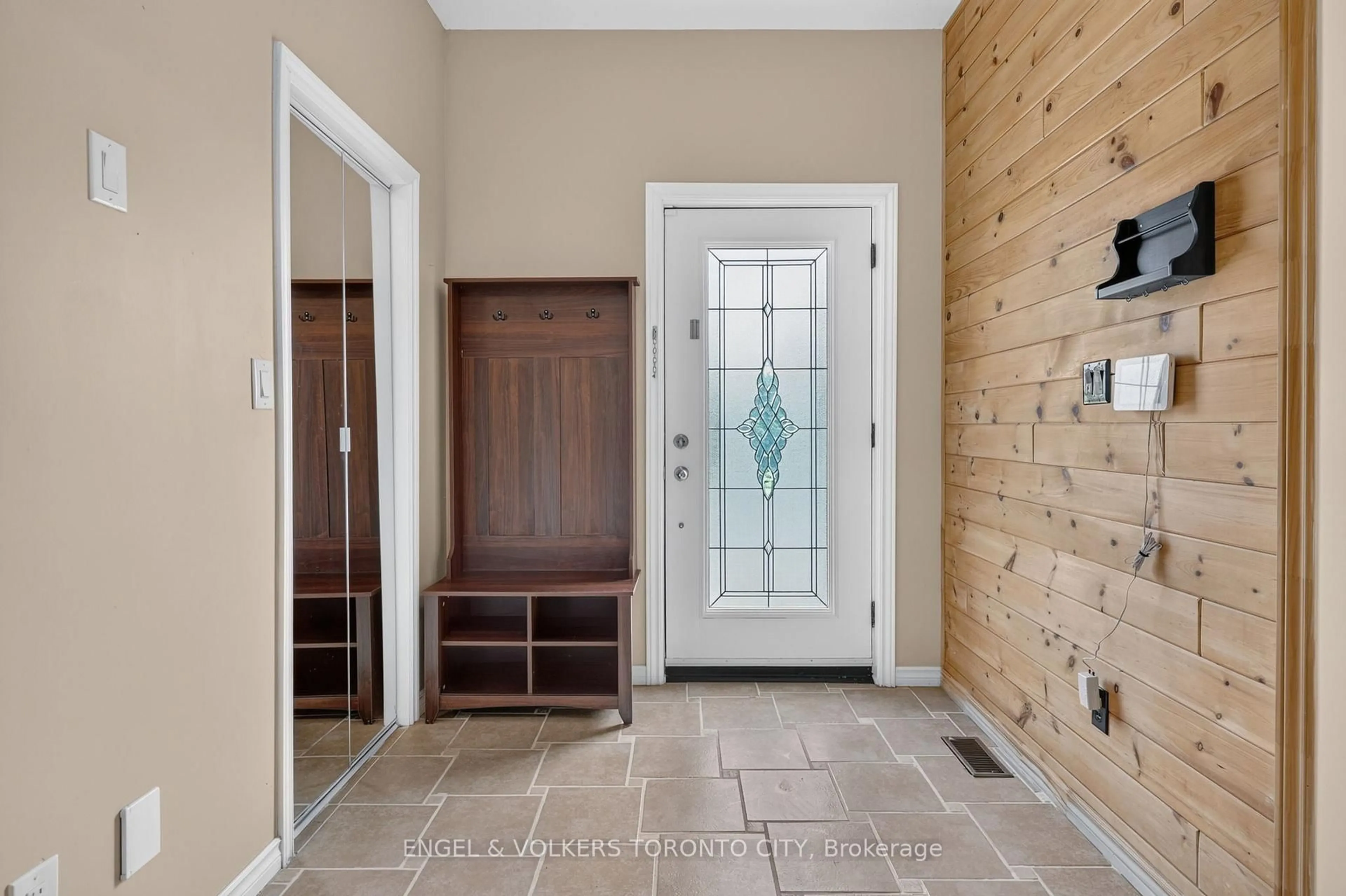 Indoor entryway for 774 Churchill Lane, Georgina Ontario L0E 1S0
