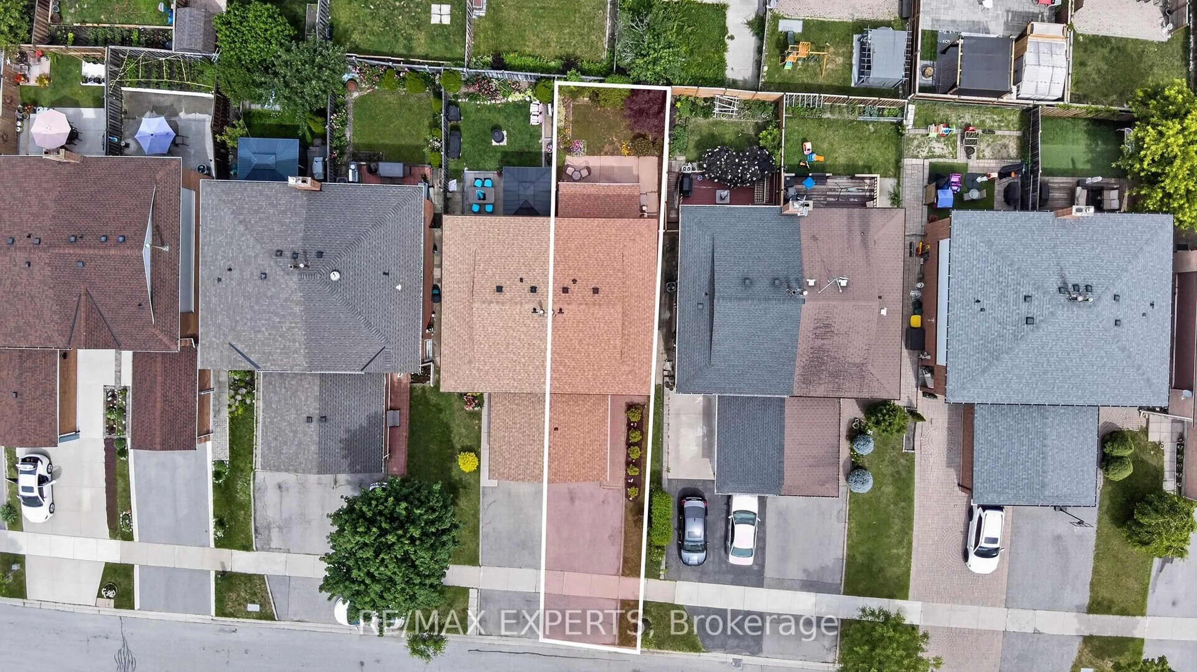 A pic from outside/outdoor area/front of a property/back of a property/a pic from drone, street for 112 Andrea Lane, Vaughan Ontario L4L 1E7