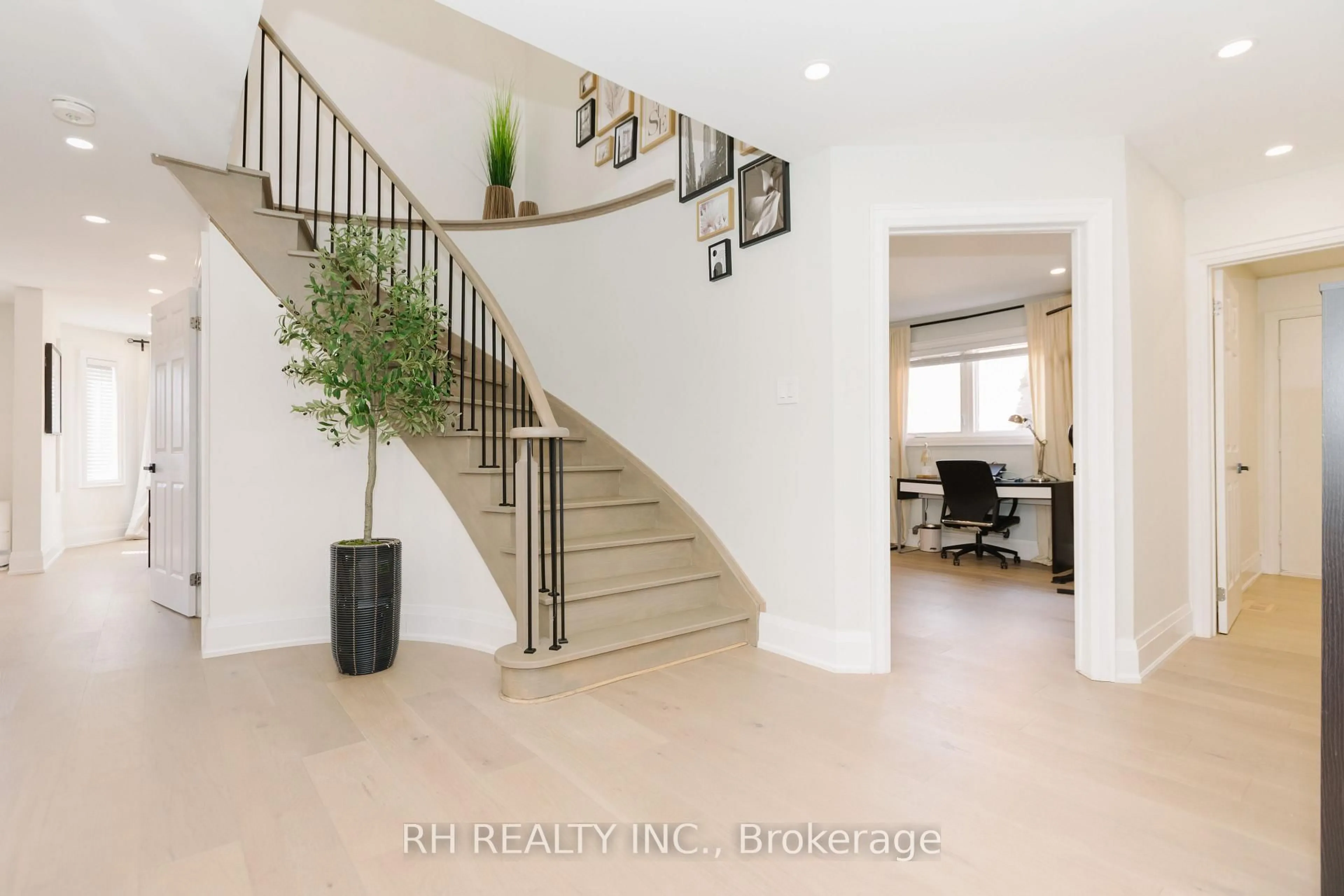 Indoor entryway for 85 Butterfield Cres, Vaughan Ontario L6A 1J4