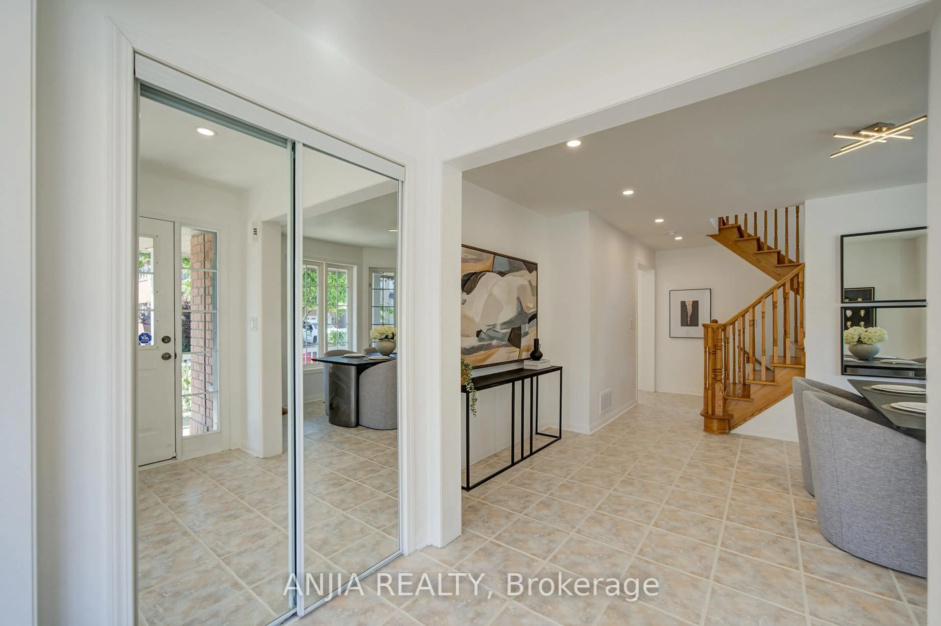 Indoor entryway for 136 Winston Castle Dr, Markham Ontario L6C 2N4