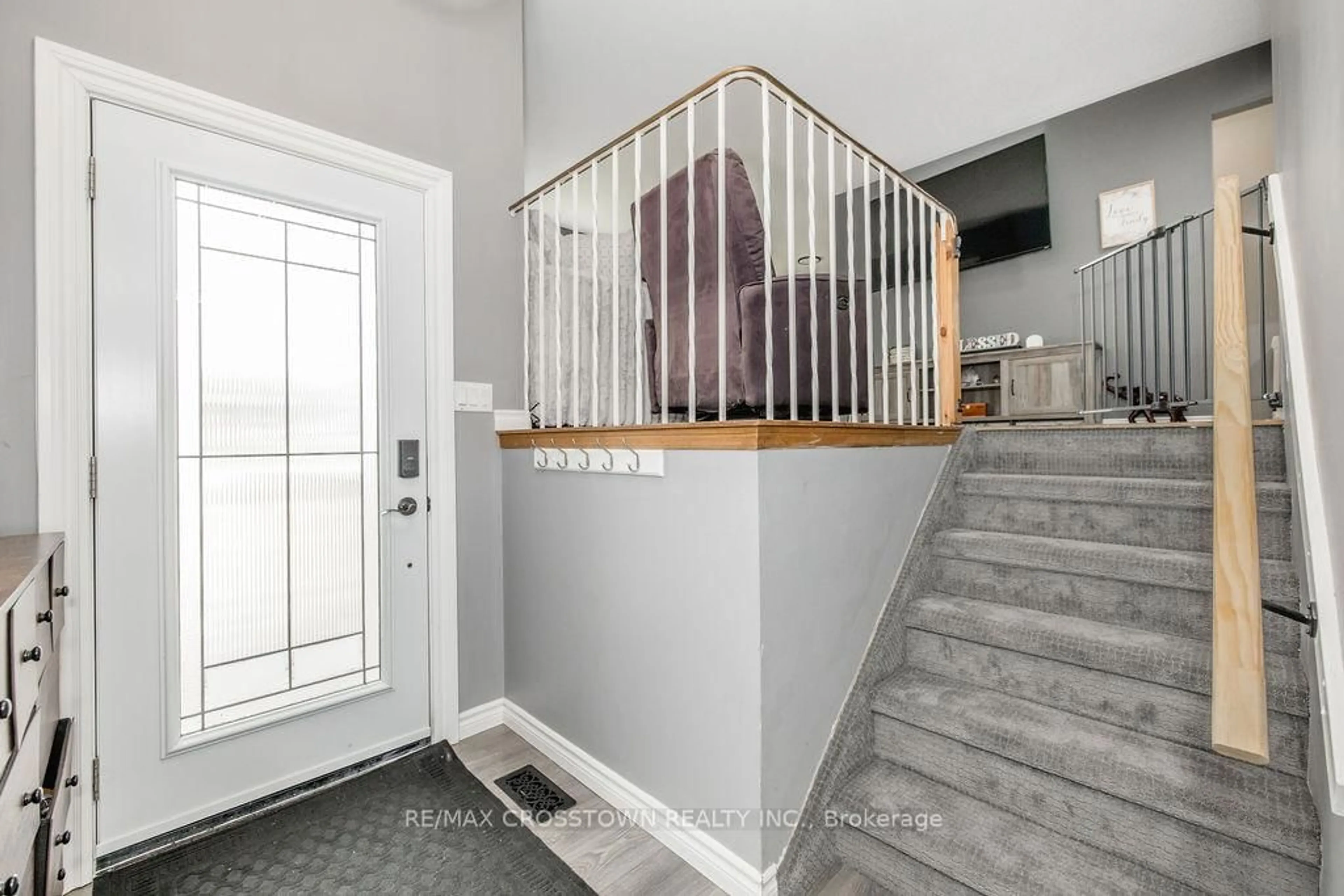 Indoor entryway for 2237 25th Sdrd, Innisfil Ontario L9S 2C9