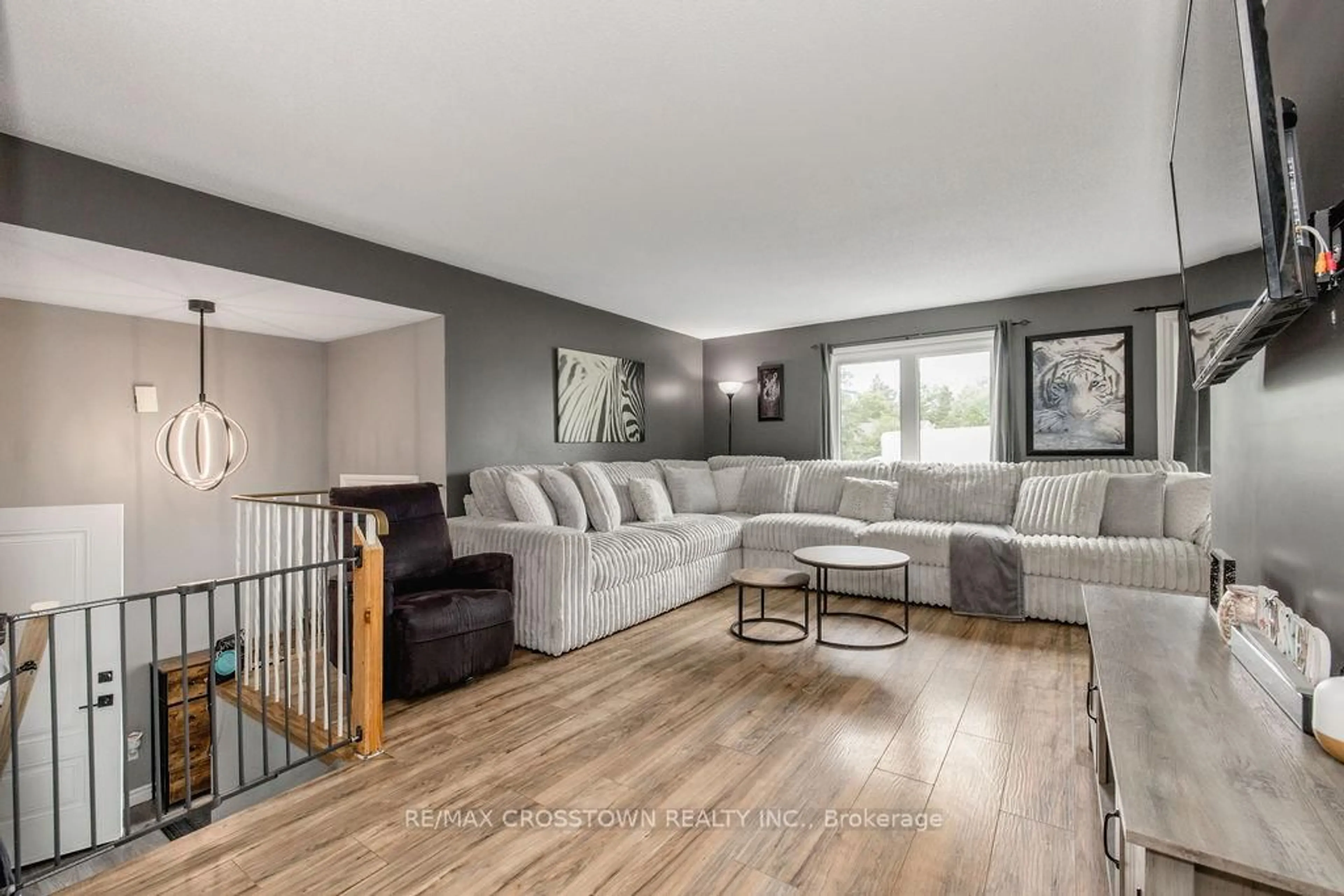 Living room with furniture, unknown for 2237 25th Sdrd, Innisfil Ontario L9S 2C9