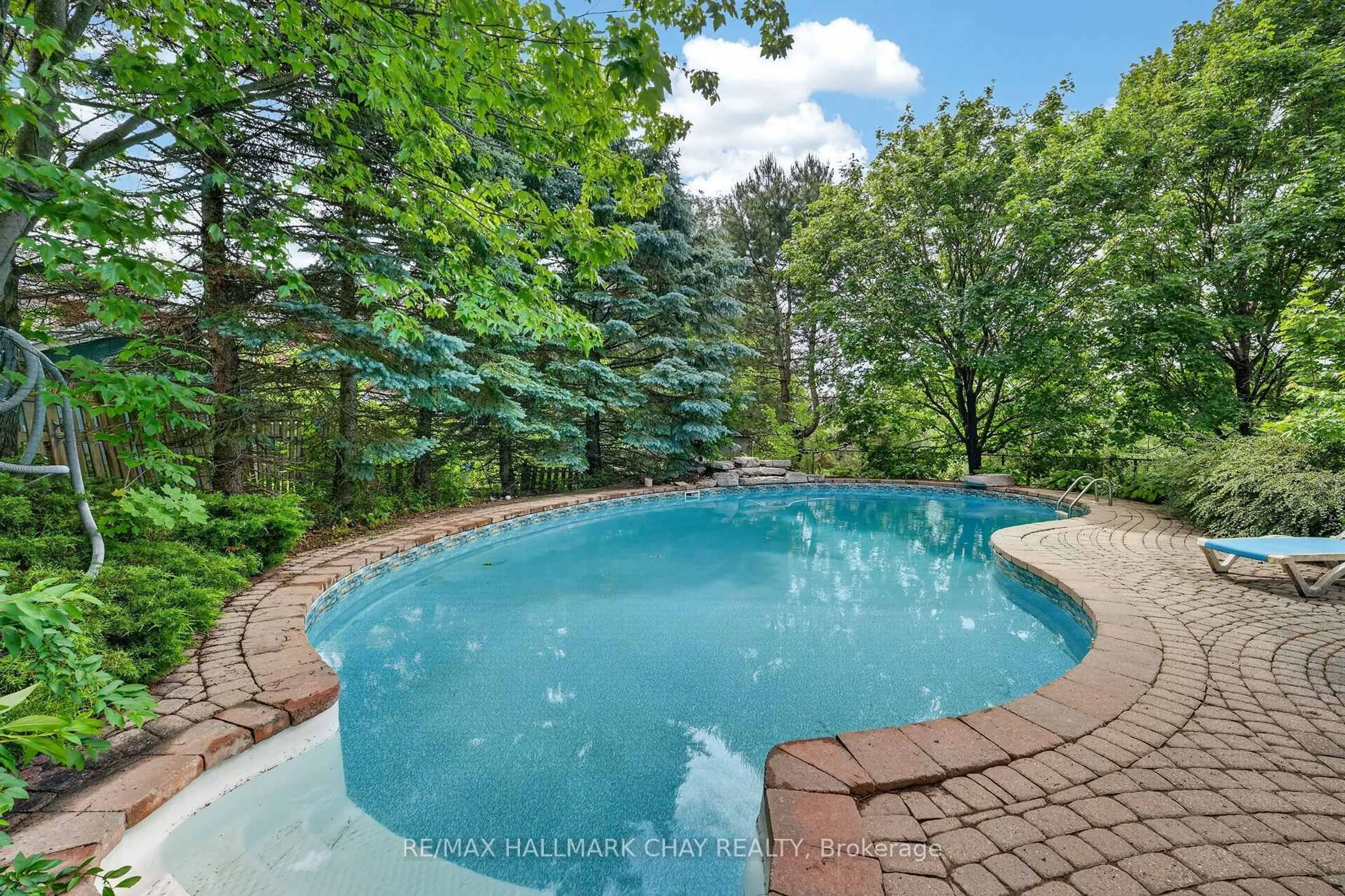 Pool for 19 Smith St, New Tecumseth Ontario L9R 1Z0