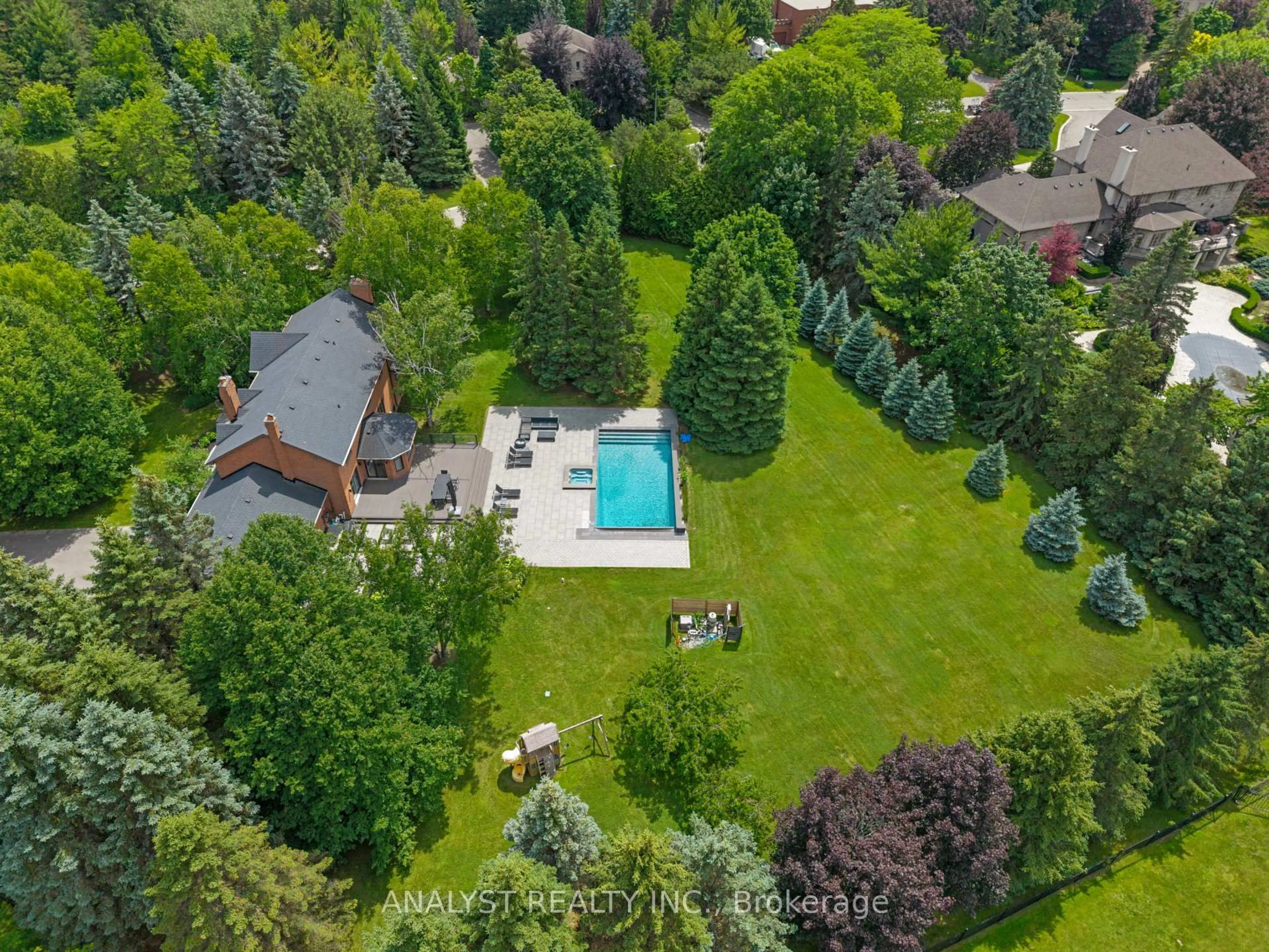A pic from outside/outdoor area/front of a property/back of a property/a pic from drone, unknown for 20 Fenyrose Cres, Vaughan Ontario L4L 7B3