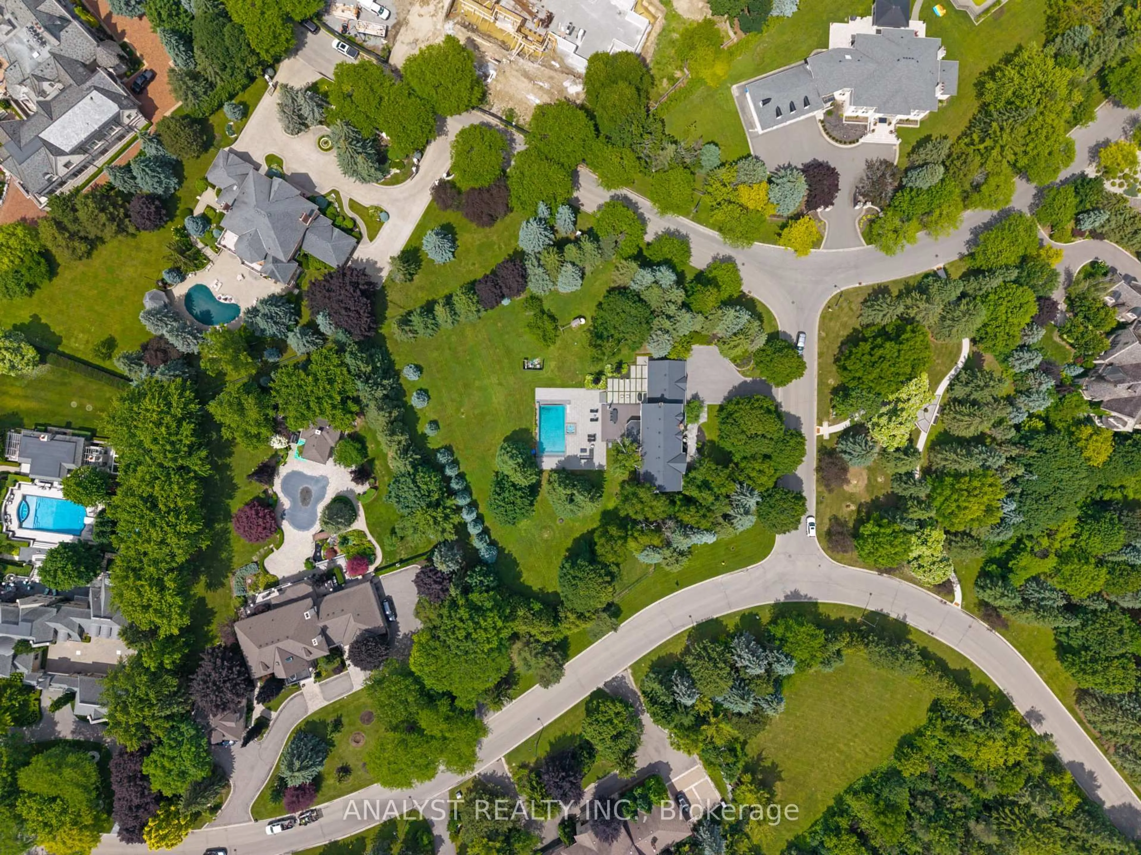 A pic from outside/outdoor area/front of a property/back of a property/a pic from drone, street for 20 Fenyrose Cres, Vaughan Ontario L4L 7B3