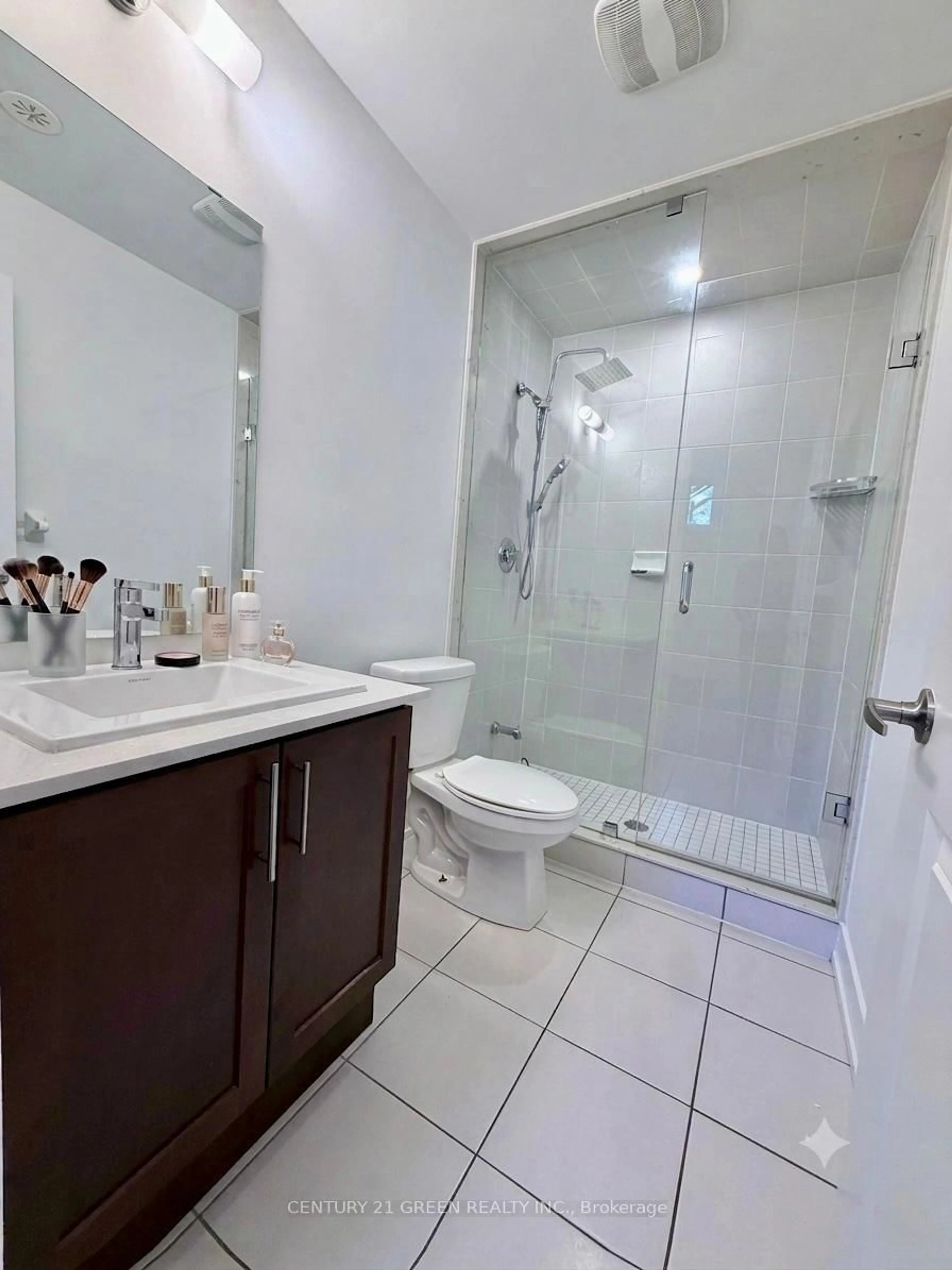Standard bathroom, ceramic/tile floor for 9560 Islington Ave #L115, Vaughan Ontario L4H 4Z5
