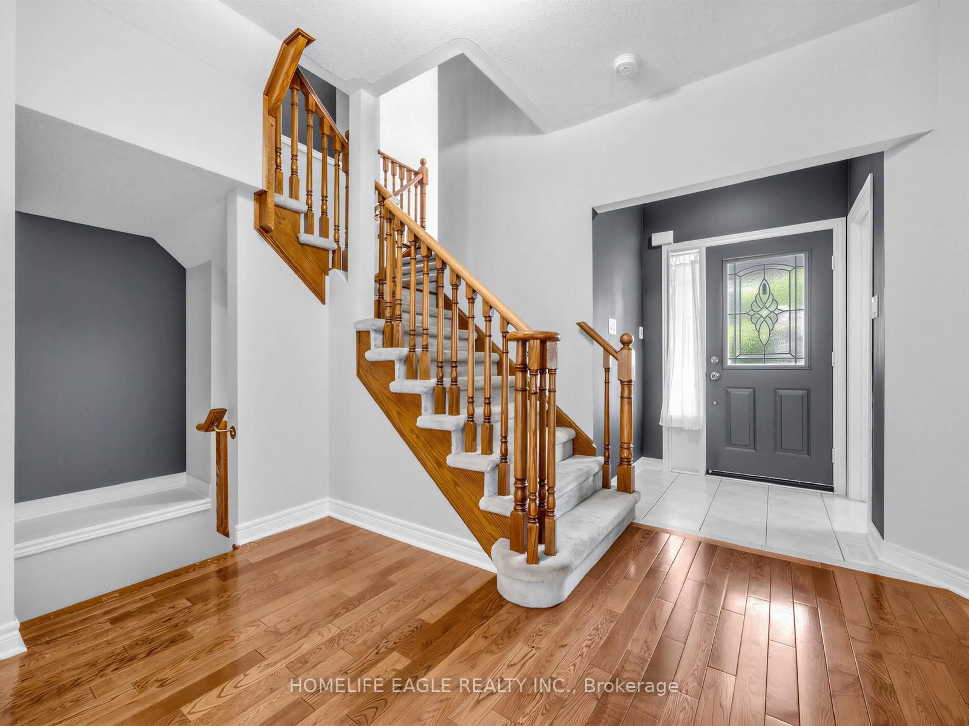 Indoor entryway for 101 Downey Circ, Aurora Ontario L4G 7E8