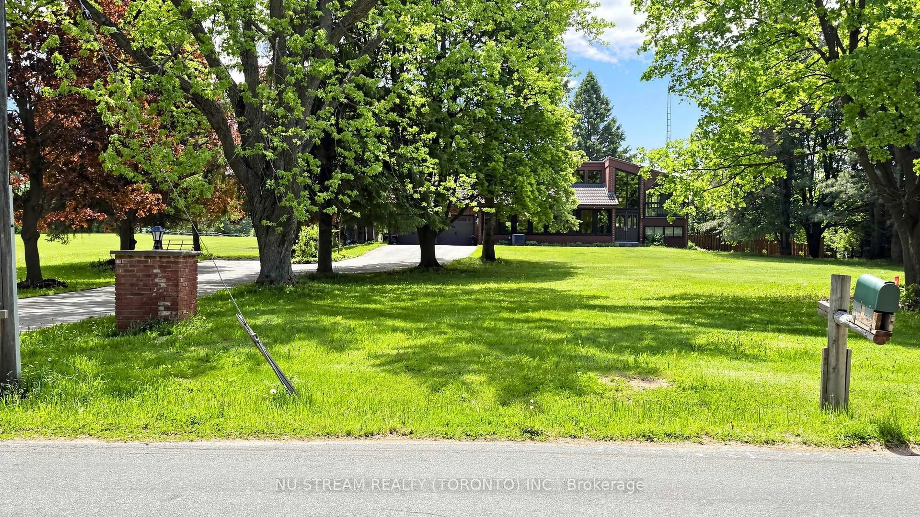 A pic from outside/outdoor area/front of a property/back of a property/a pic from drone, street for 2881 Doane Rd, East Gwillimbury Ontario L0G 1R0