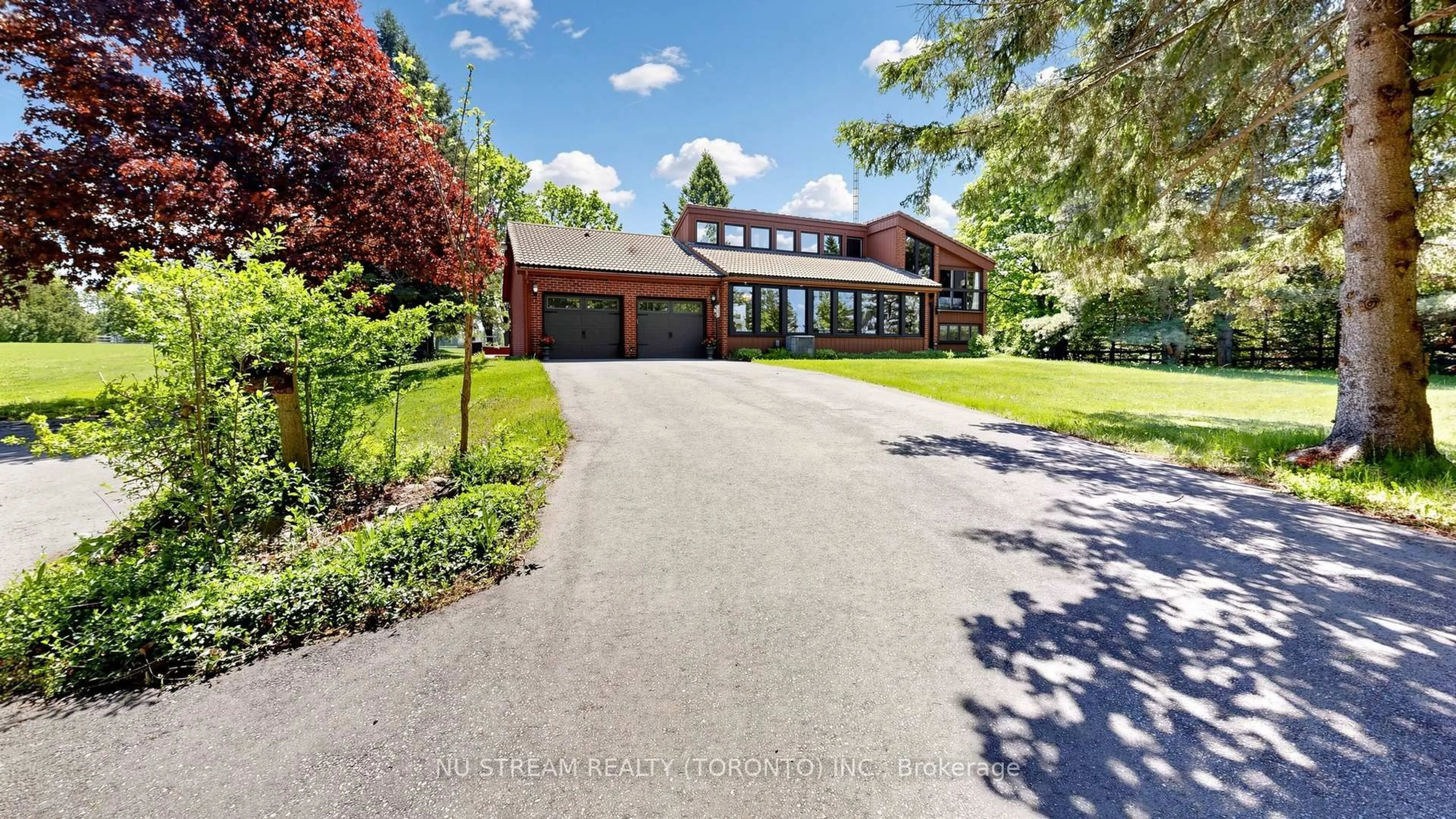A pic from outside/outdoor area/front of a property/back of a property/a pic from drone, street for 2881 Doane Rd, East Gwillimbury Ontario L0G 1R0