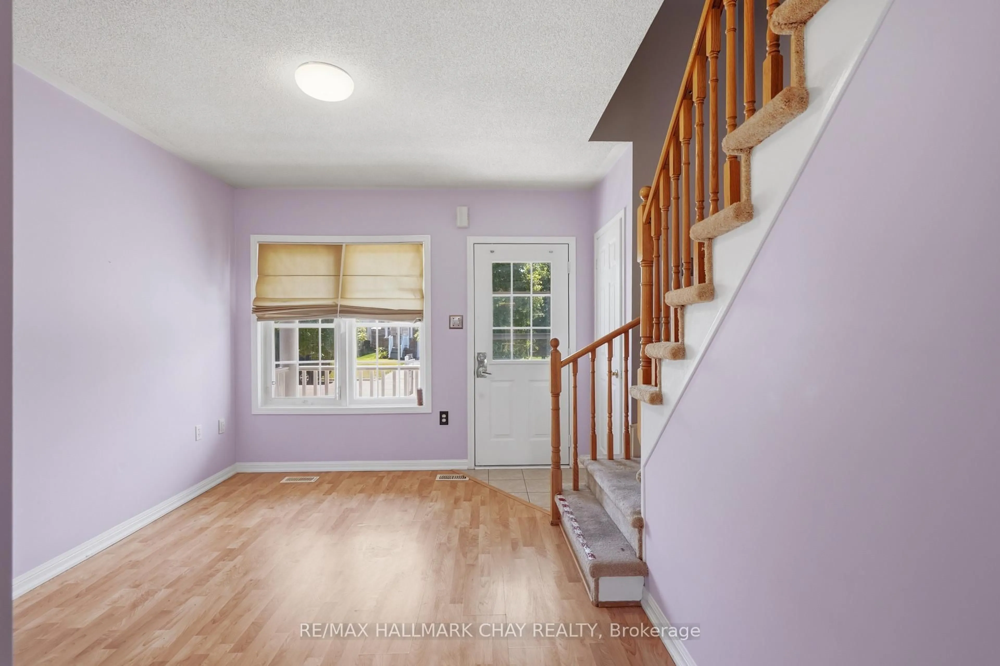 Indoor entryway for 71 Stonemount Cres, Essa Ontario L0M 1B4