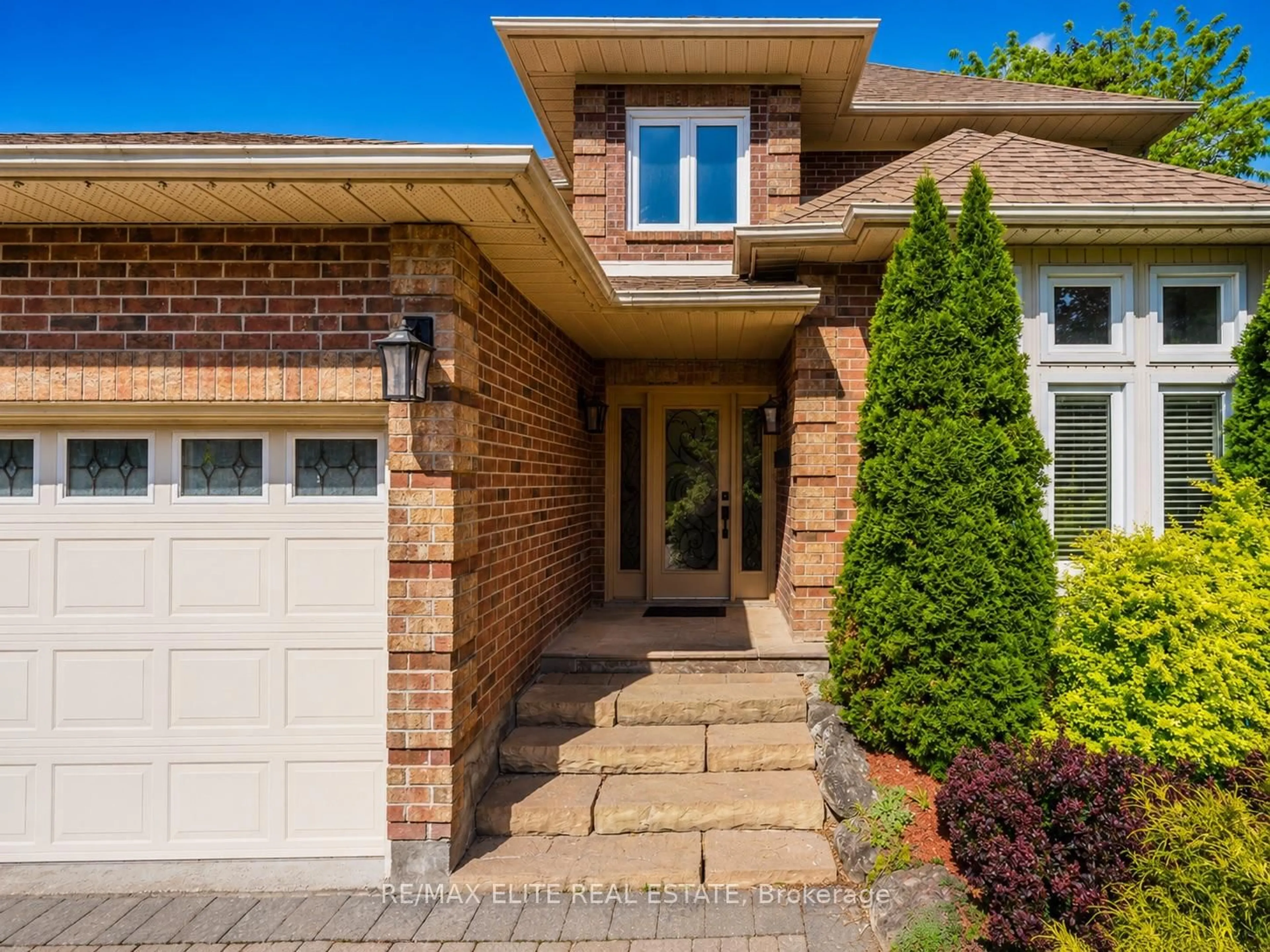 Home with brick exterior material, street for 359 Fairway Gdns, Newmarket Ontario L3X 1B4