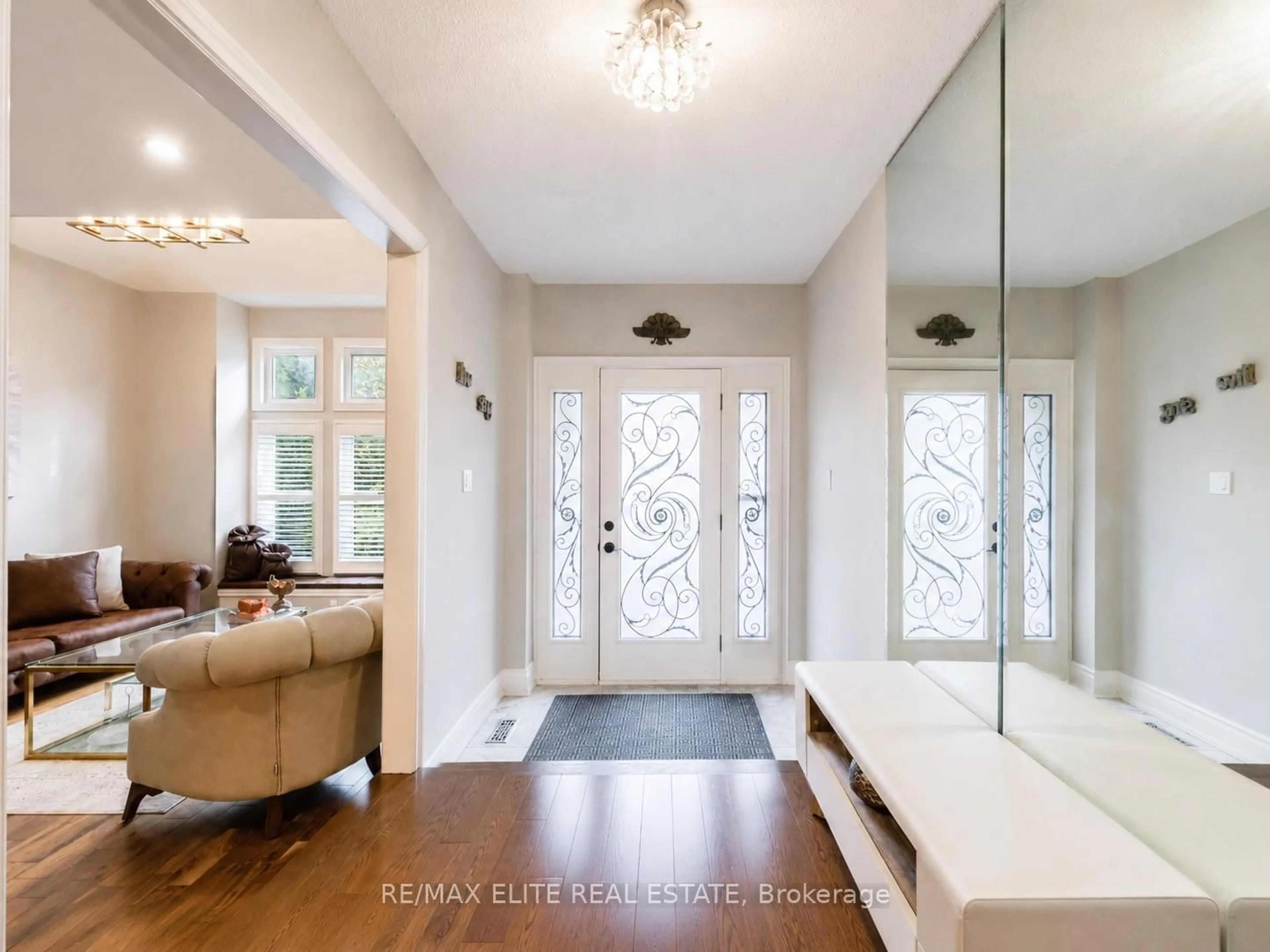 Indoor entryway for 359 Fairway Gdns, Newmarket Ontario L3X 1B4
