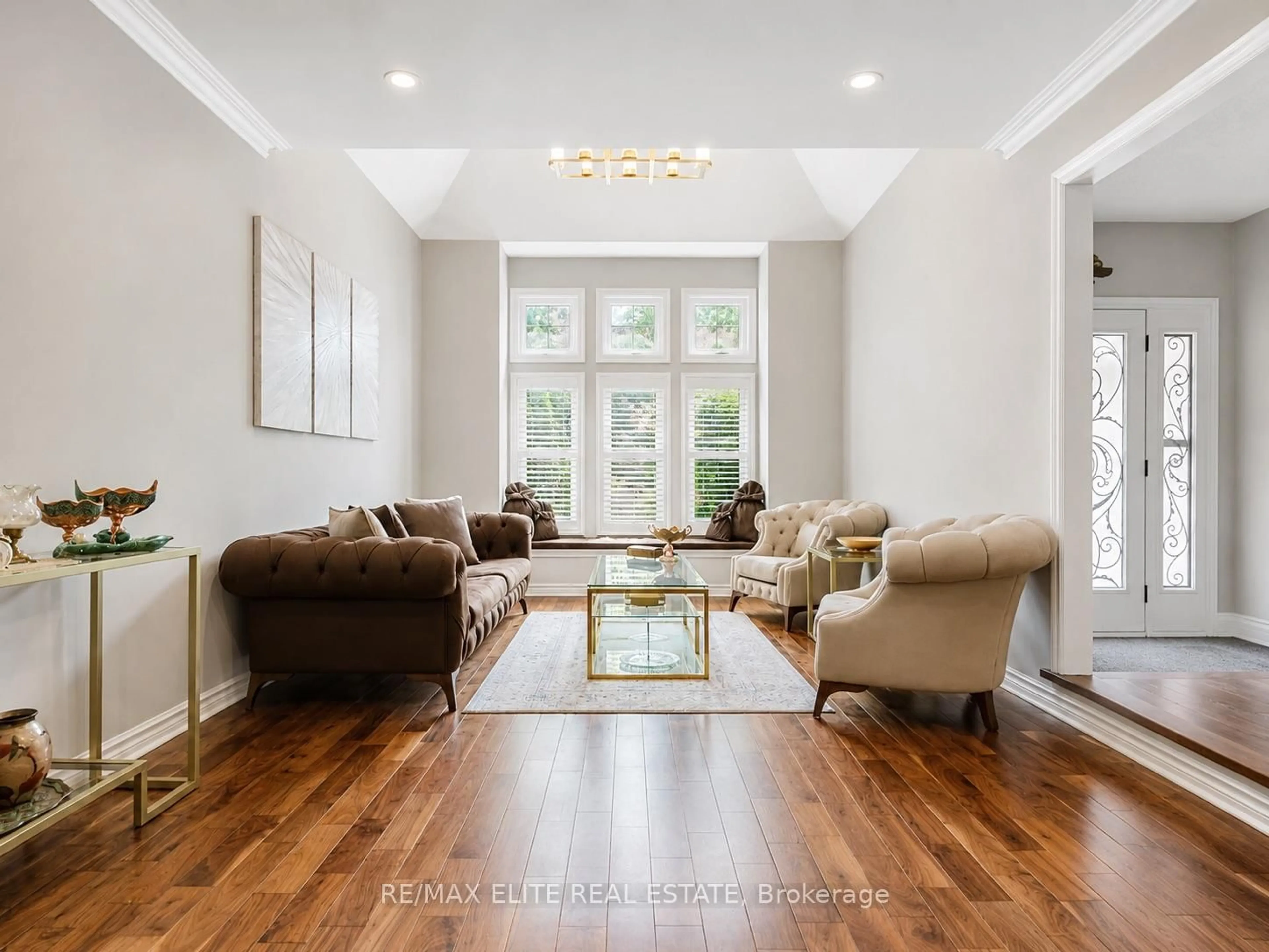 Living room with furniture, wood/laminate floor for 359 Fairway Gdns, Newmarket Ontario L3X 1B4