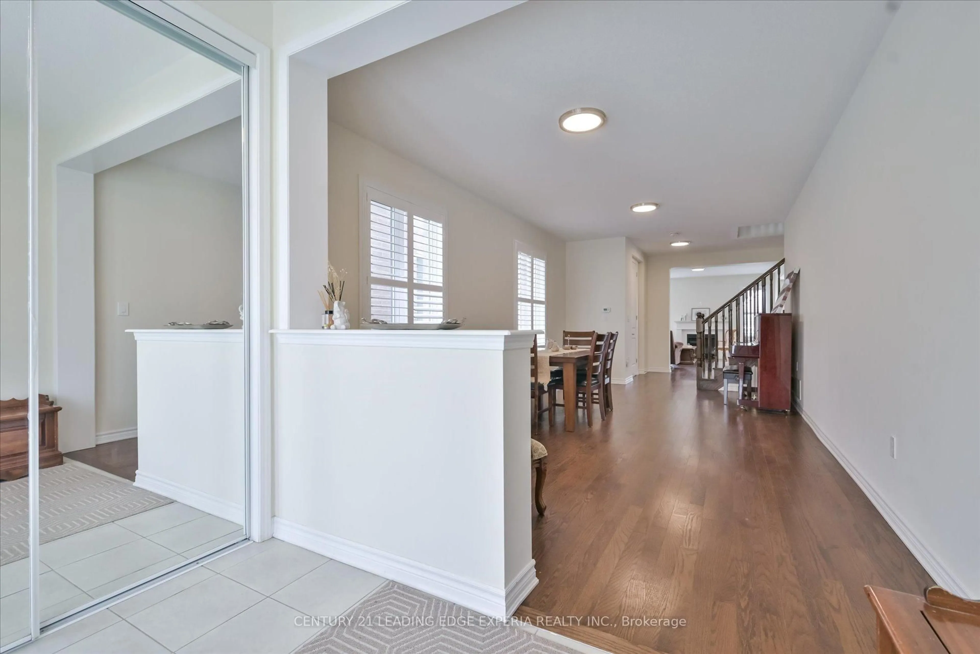 Indoor foyer for 209 Baber Cres, Aurora Ontario L4G 0Y6