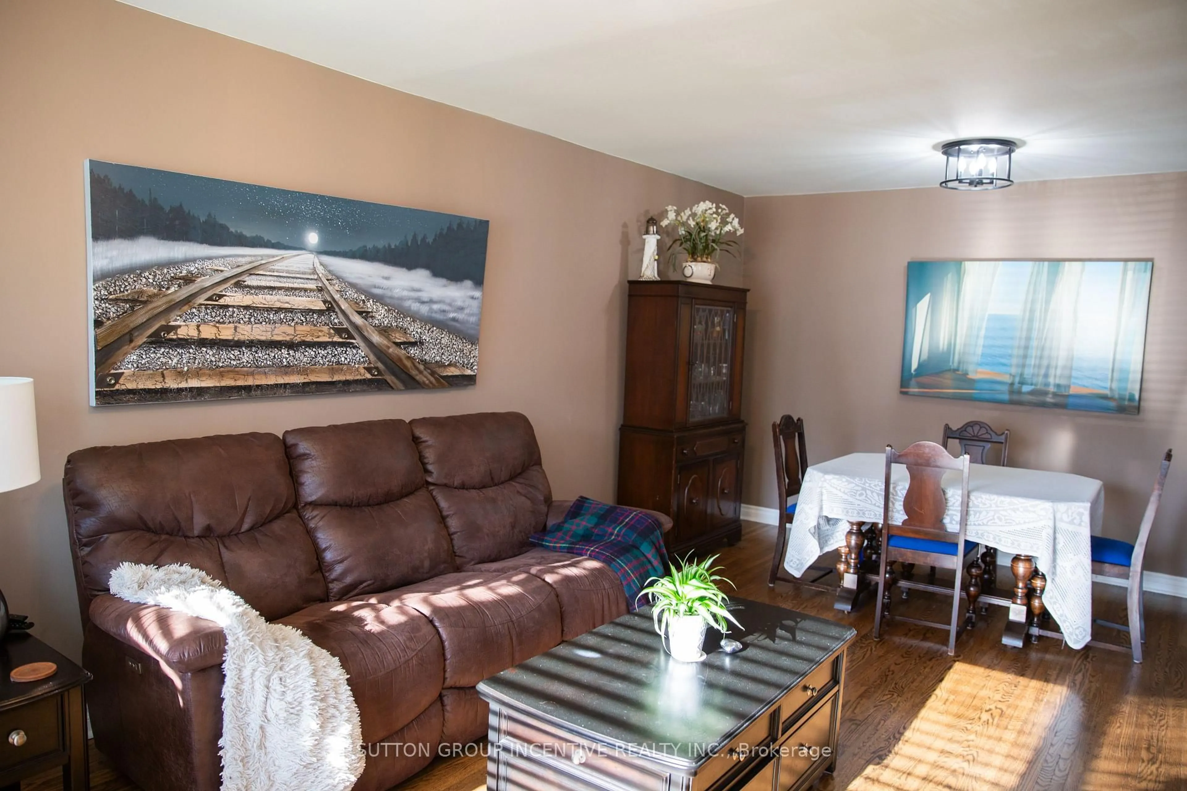 Living room with furniture, wood/laminate floor for 45 Bailey Cres, Aurora Ontario L4G 2B2