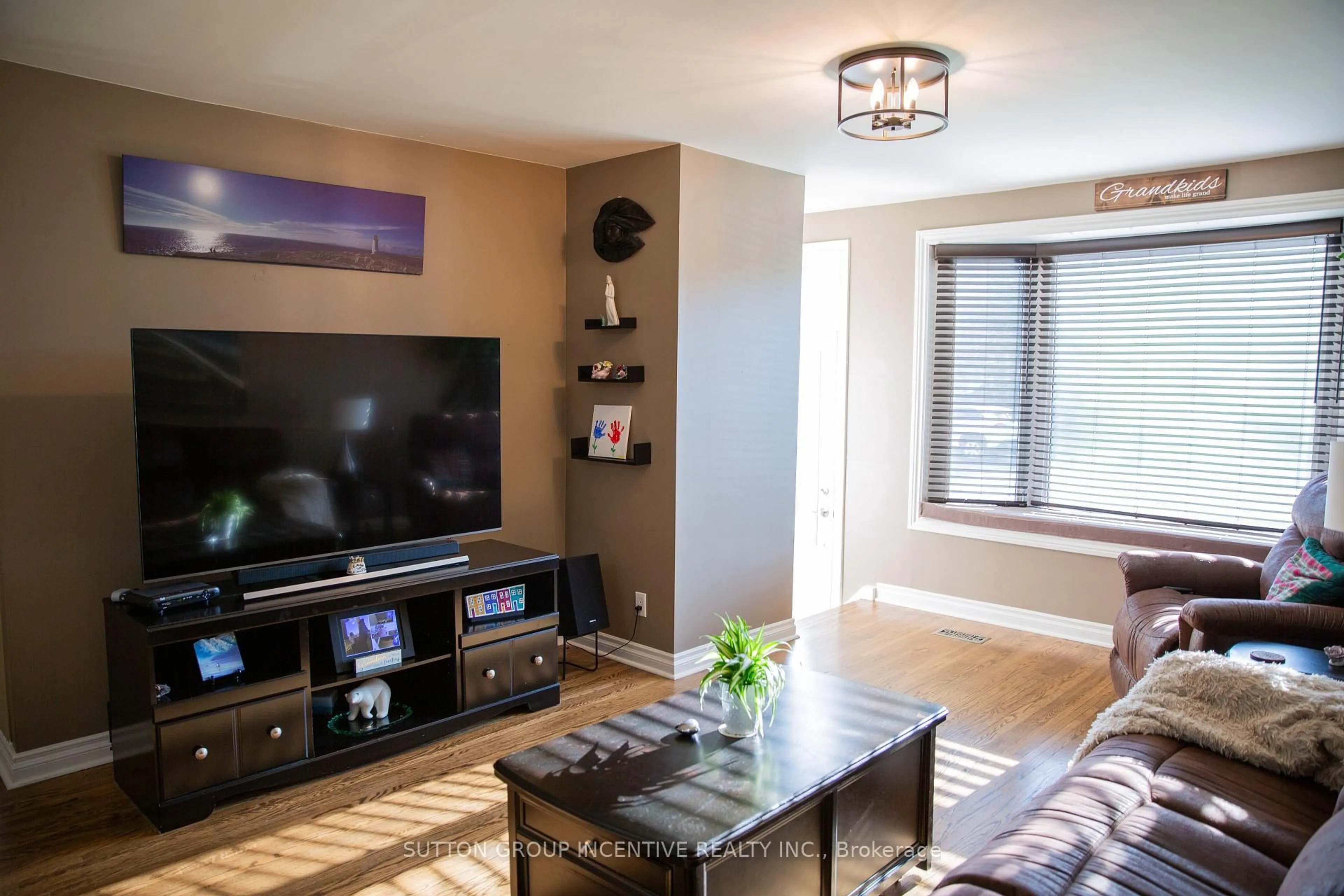 Living room with furniture, wood/laminate floor for 45 Bailey Cres, Aurora Ontario L4G 2B2