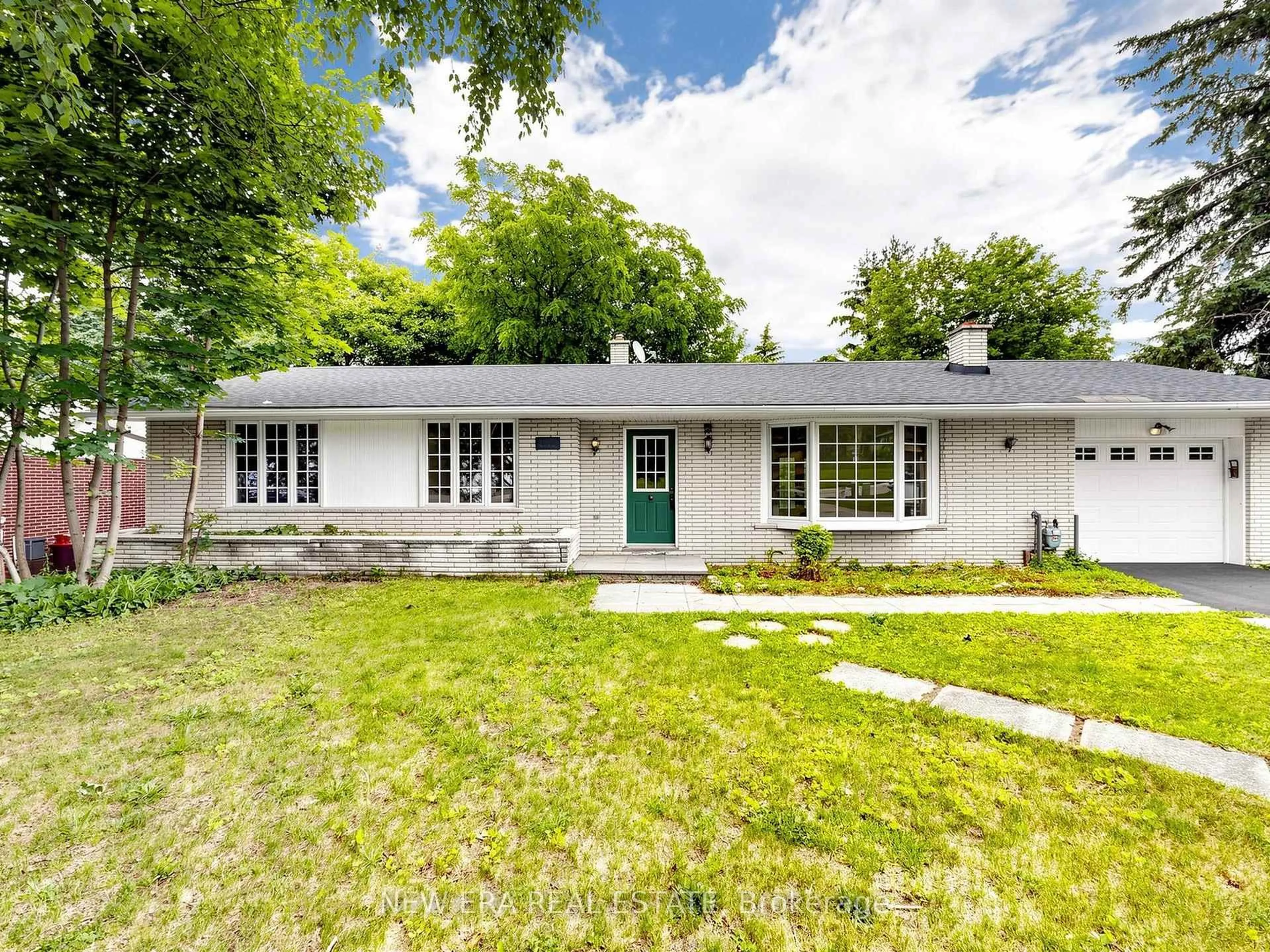 Home with vinyl exterior material, street for 20543 Leslie St, East Gwillimbury Ontario L0L 1R0