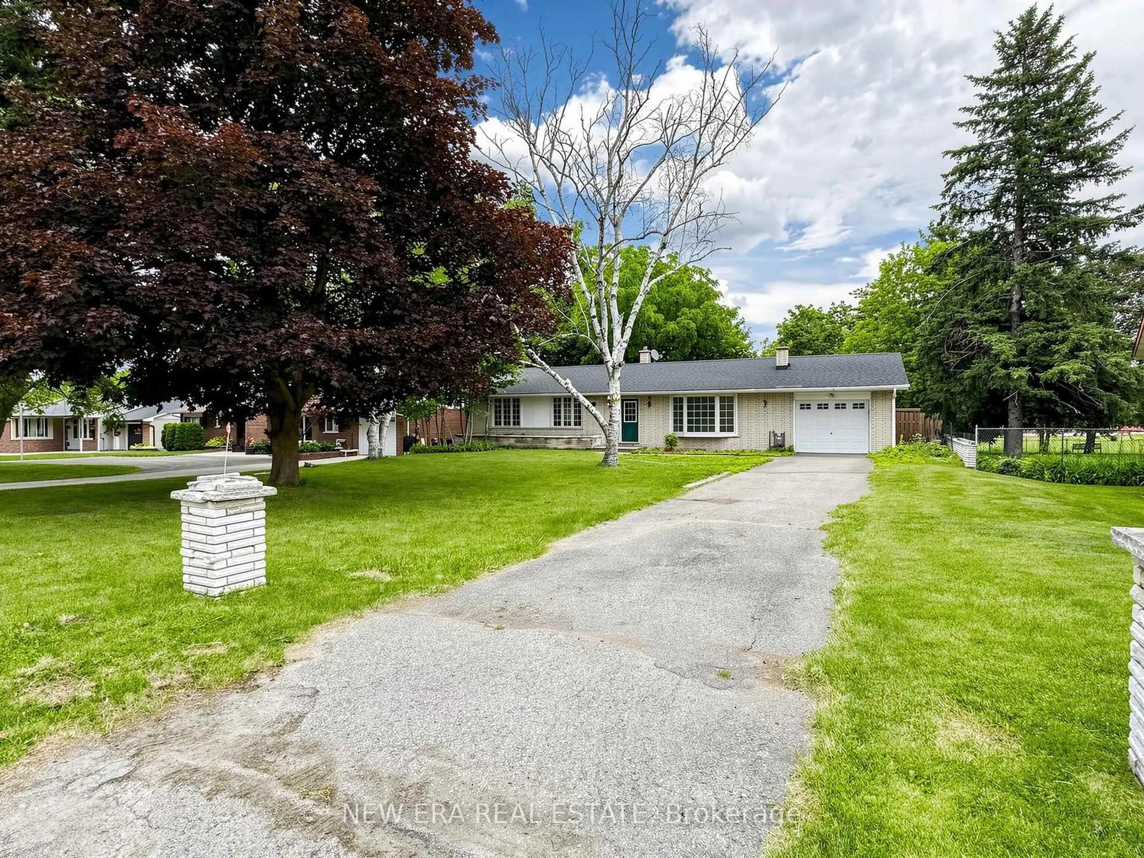 A pic from outside/outdoor area/front of a property/back of a property/a pic from drone, street for 20543 Leslie St, East Gwillimbury Ontario L0L 1R0