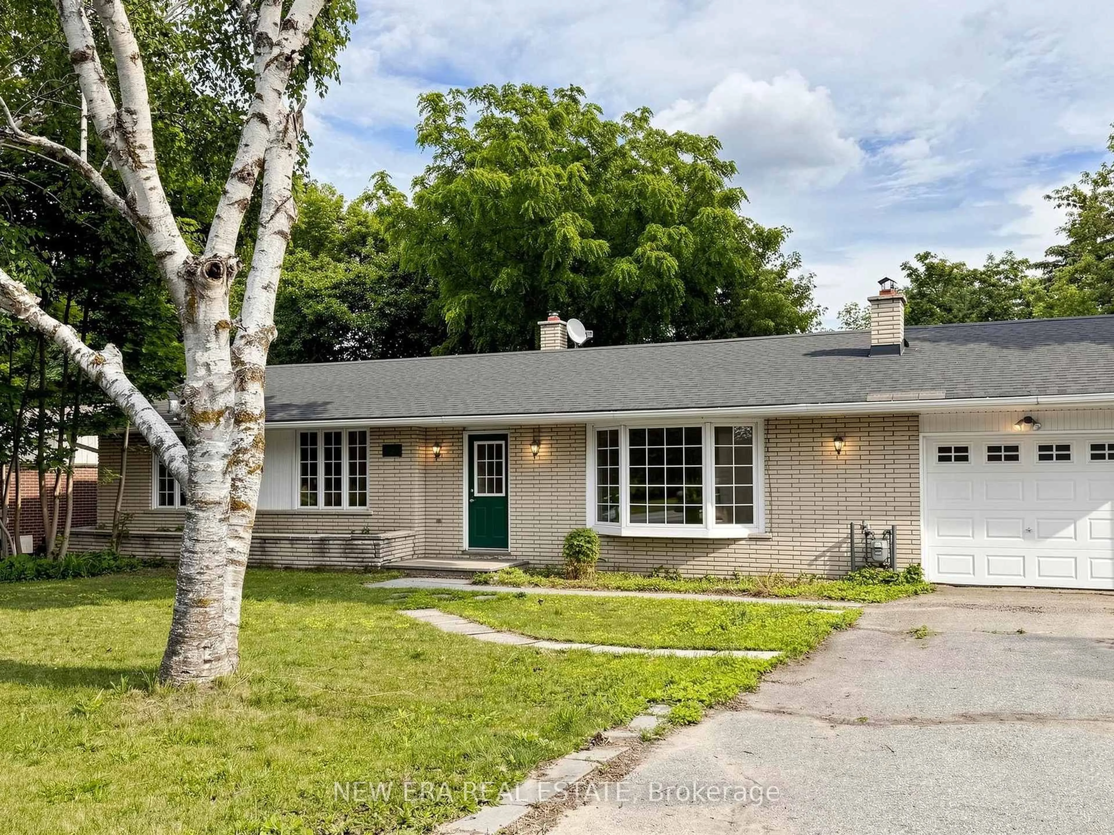 Home with vinyl exterior material, street for 20543 Leslie St, East Gwillimbury Ontario L0L 1R0
