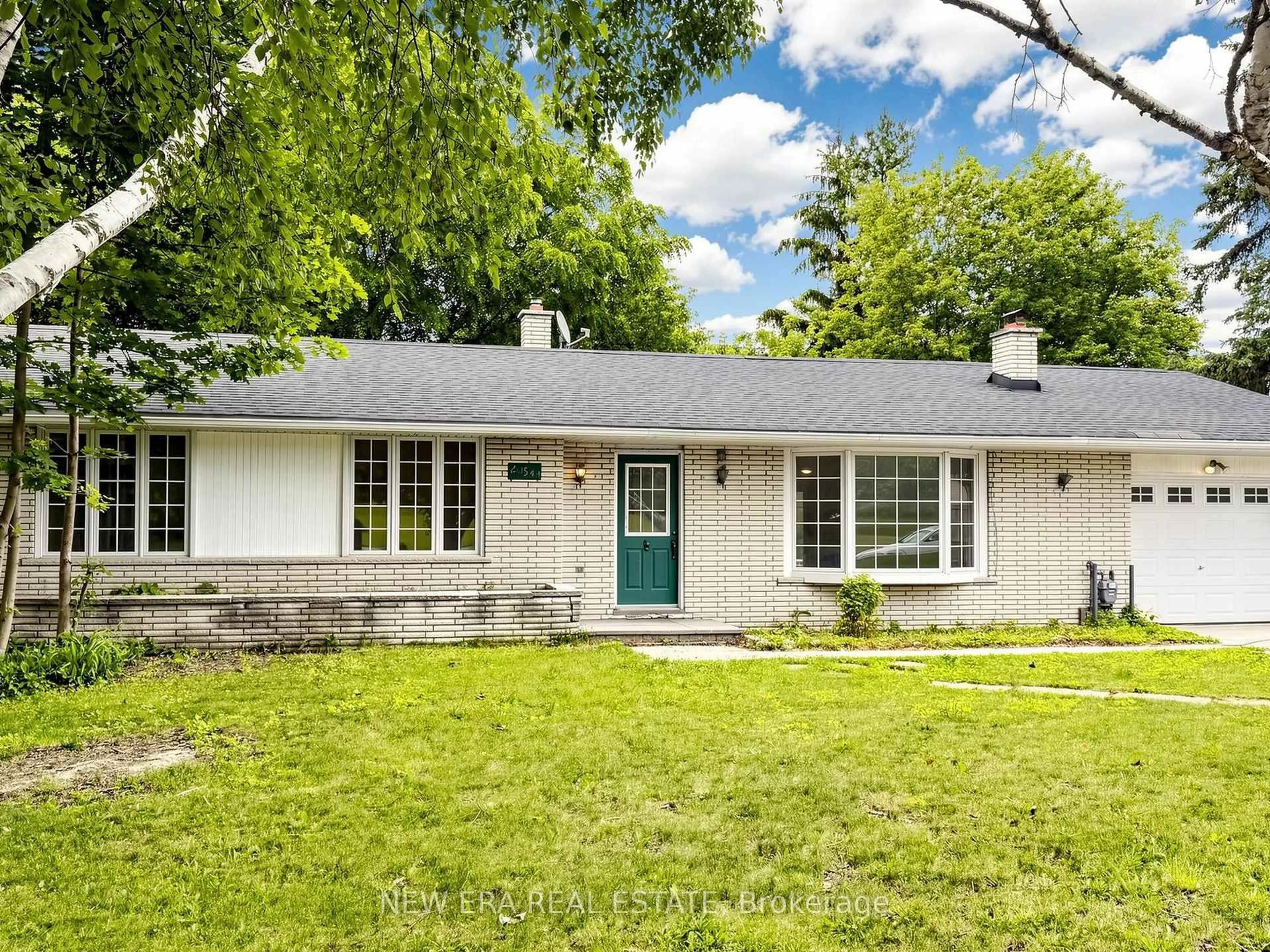 Home with vinyl exterior material, street for 20543 Leslie St, East Gwillimbury Ontario L0L 1R0
