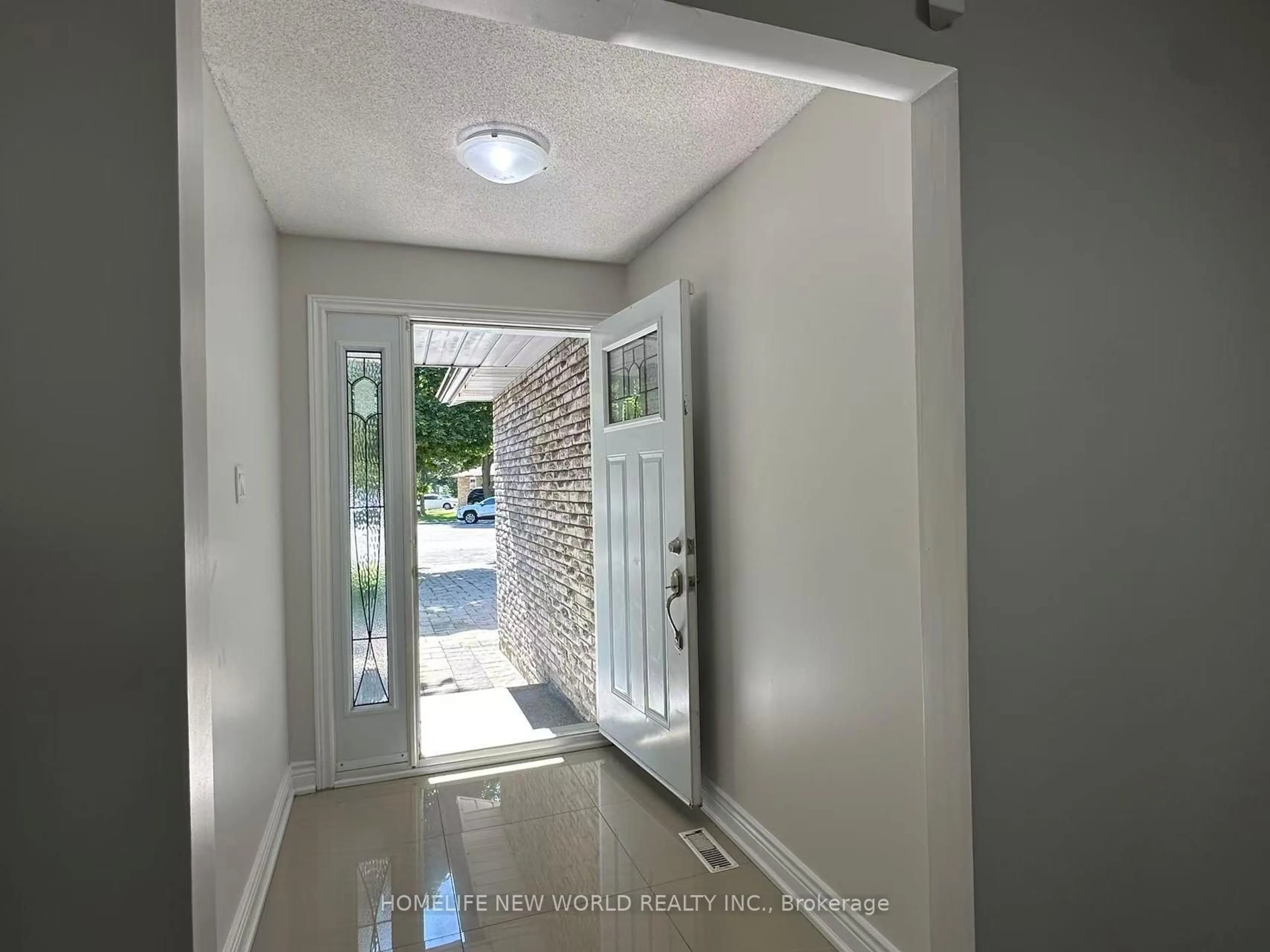 Indoor entryway for 10 Epping Crt, Markham Ontario L3R 3H1