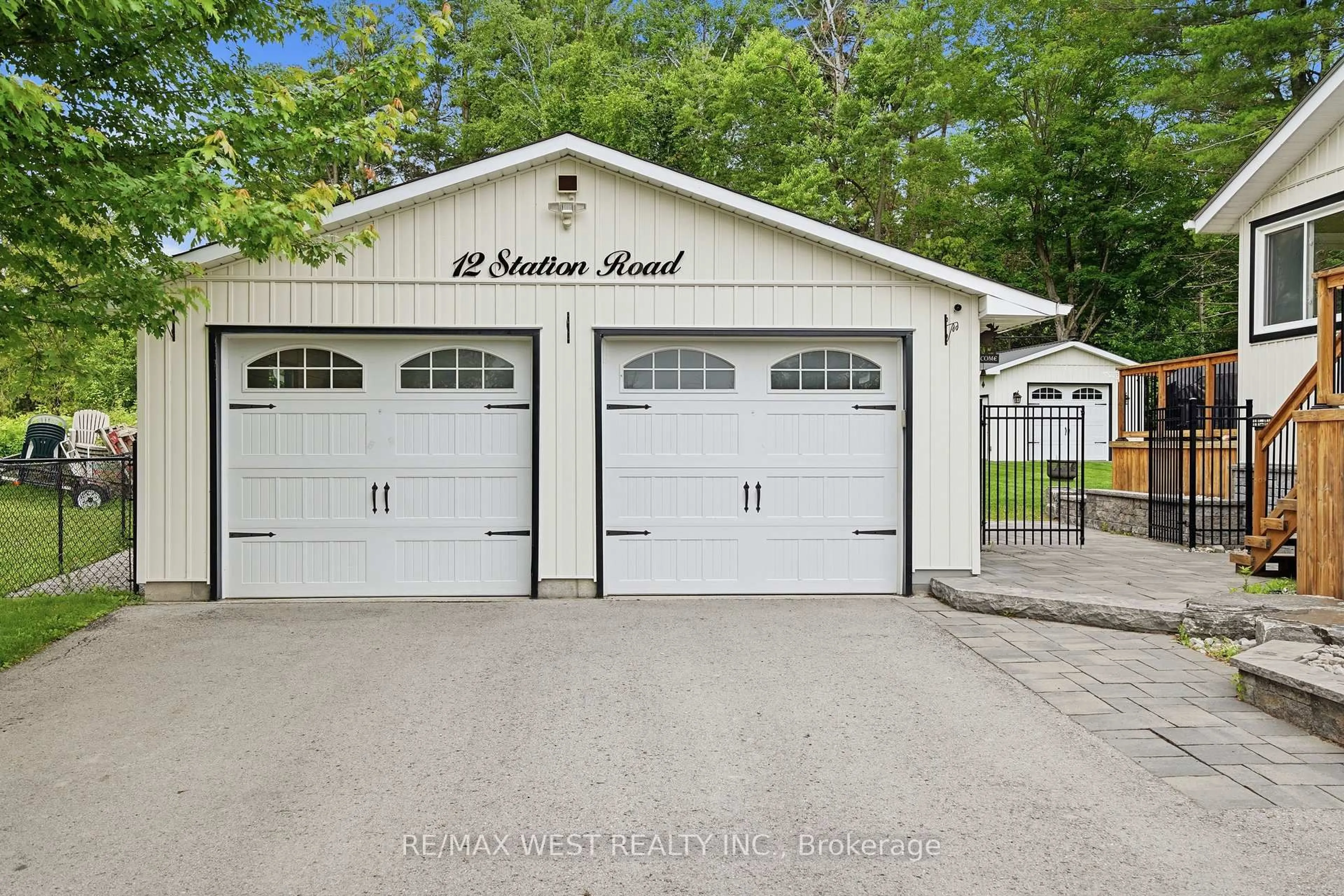 Indoor garage for 12 Station Rd, Georgina Ontario L0E 1N0